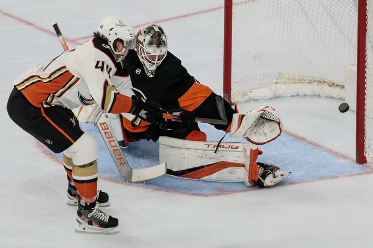 Backup goalie hopefuls Sandstrom, Ersson excel in Flyers' preseason loss –  FlyingFishHockey