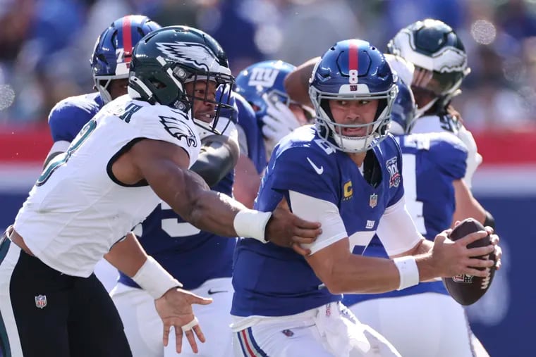 Eagles linebacker Nolan Smith gets to New York Giants quarterback Daniel Jones and sacks him during the first quarter Sunday.