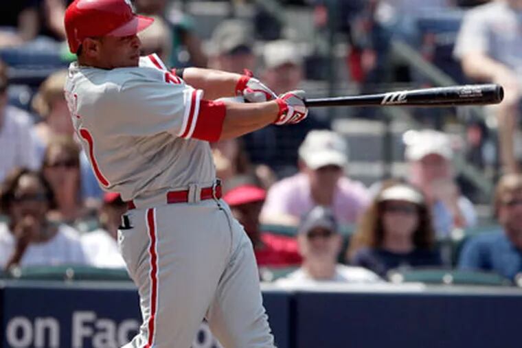 Pinch-hitting Carlos Ruiz helps Phillies beat Braves