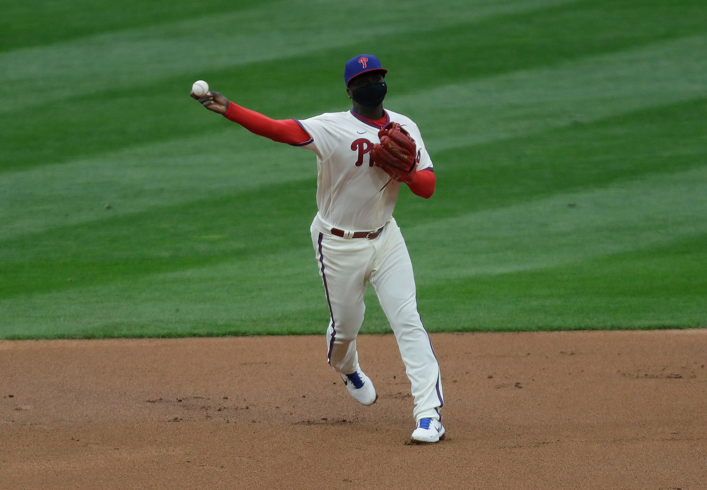 Phillies' Joe Girardi helps Didi Gregorius with new jersey 