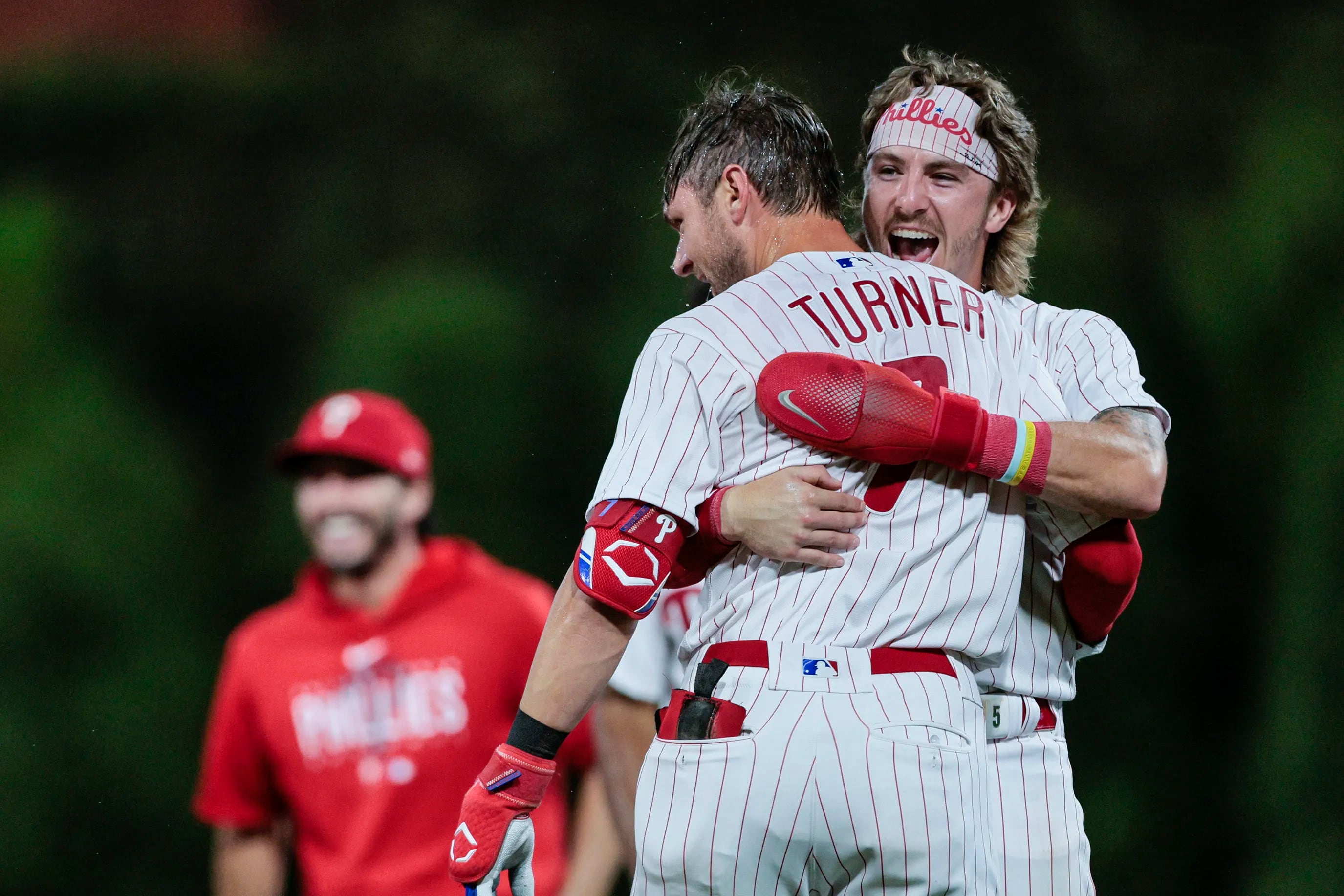 Bryce Harper homers and Trea Turner delivers a walk-off Phillies