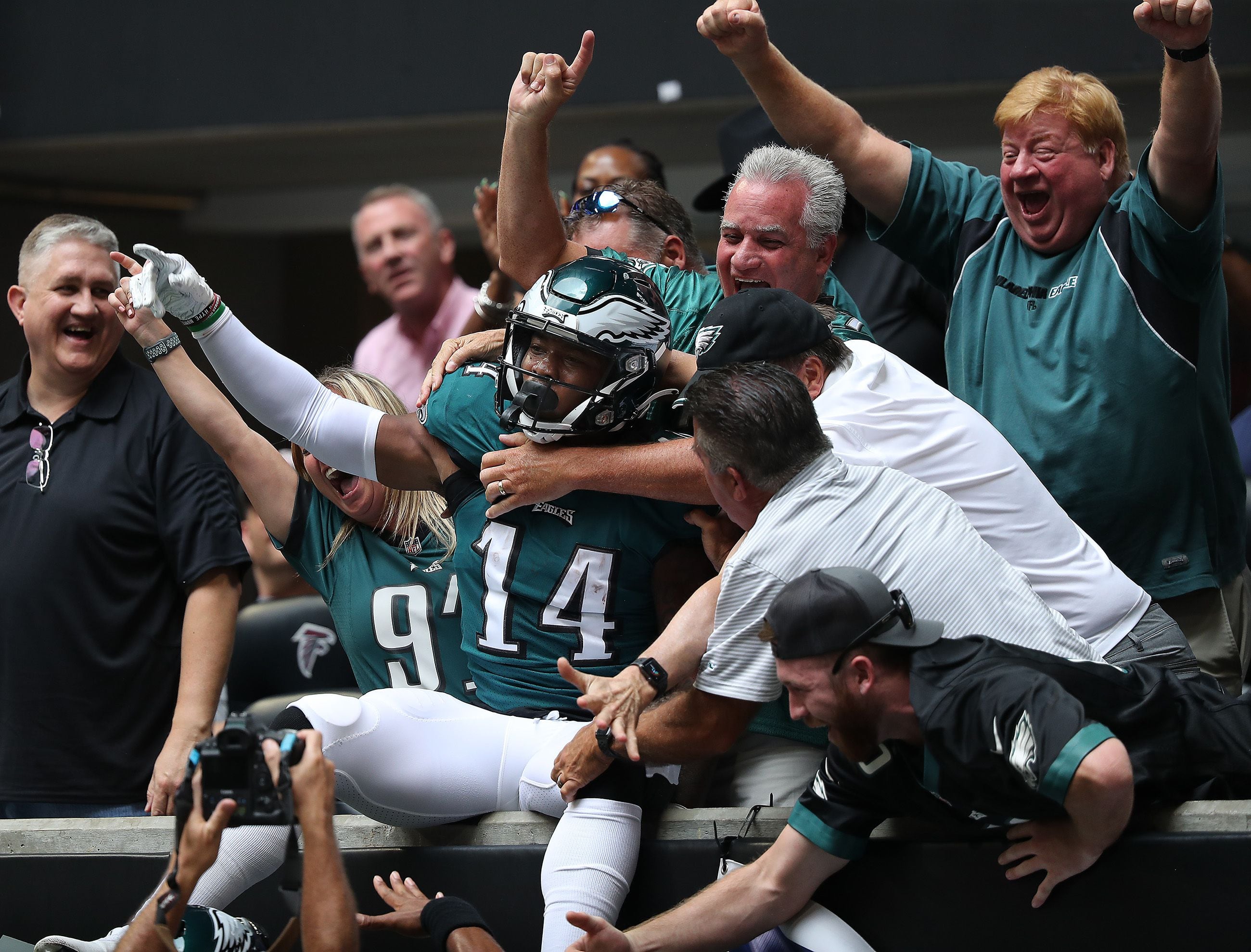 Hurts 3 TD passes, Smith scores, Eagles rout Falcons 32-6 - 6abc