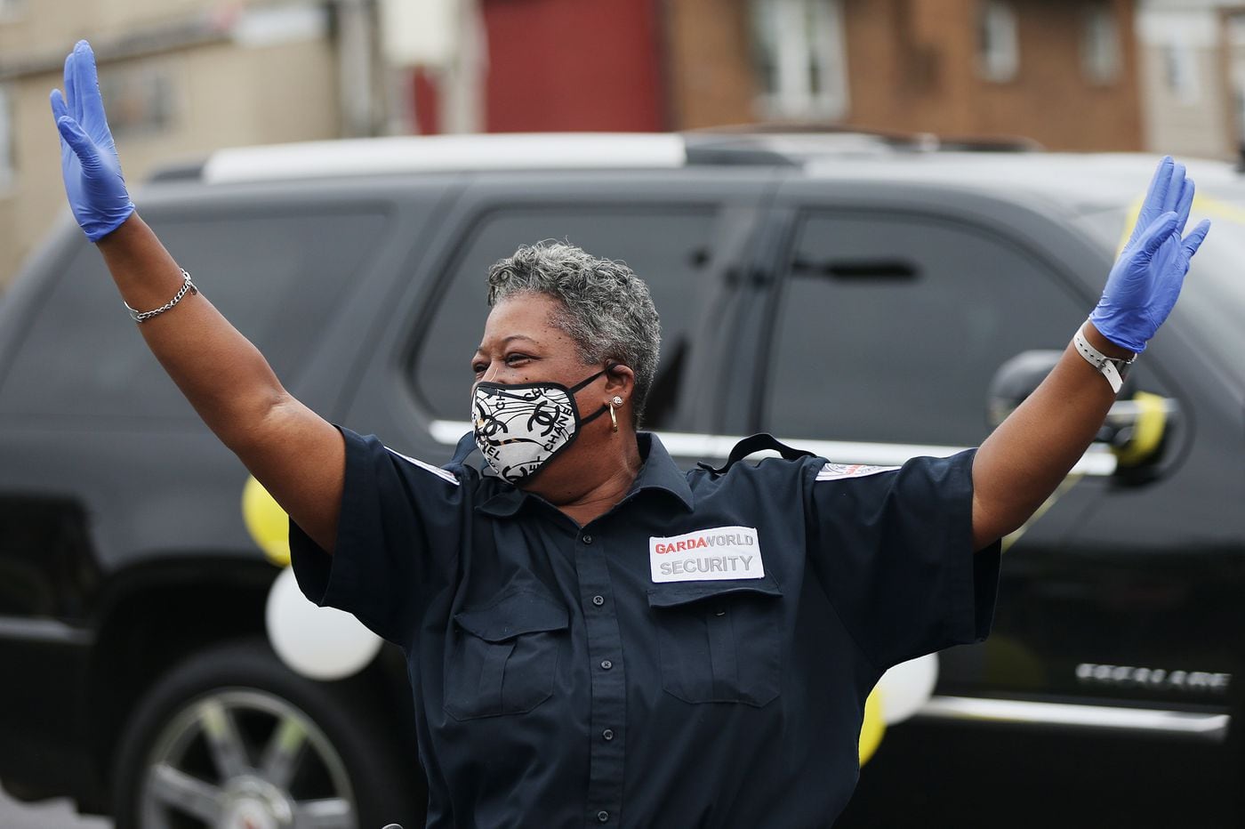 Dancing security guard brightens days for dialysis patients