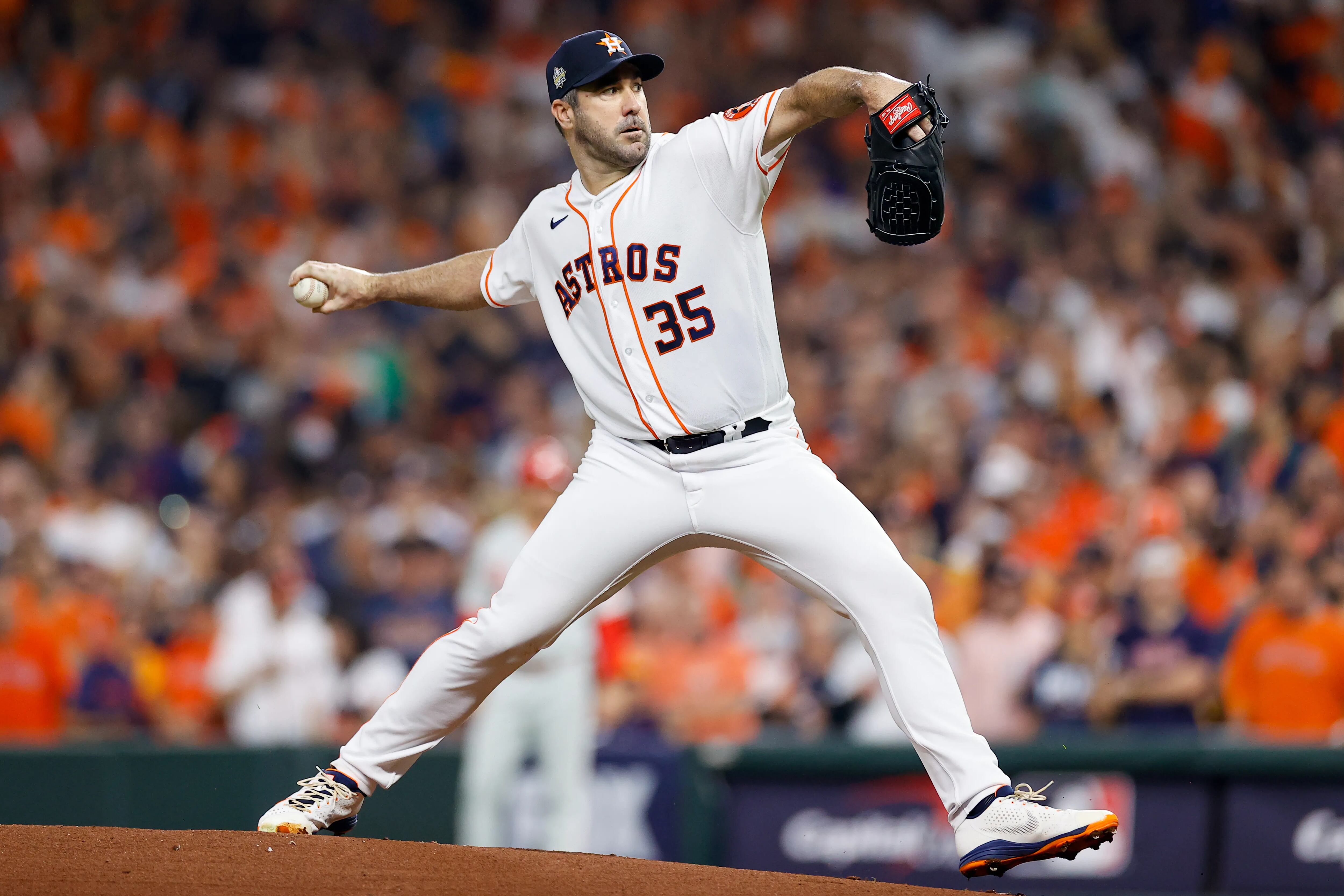 Fan wears hilarious Astros cheating outfit to spring training