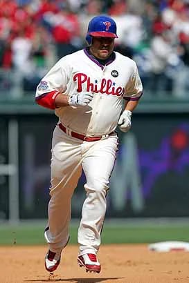 Victorino homers, drives in 4 as Phils top Brewers