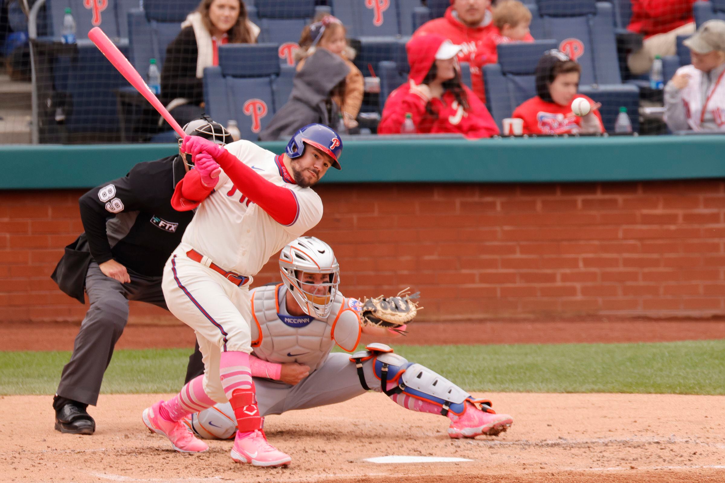 Mets' bats and bullpen come up short in loss to rival Dodgers