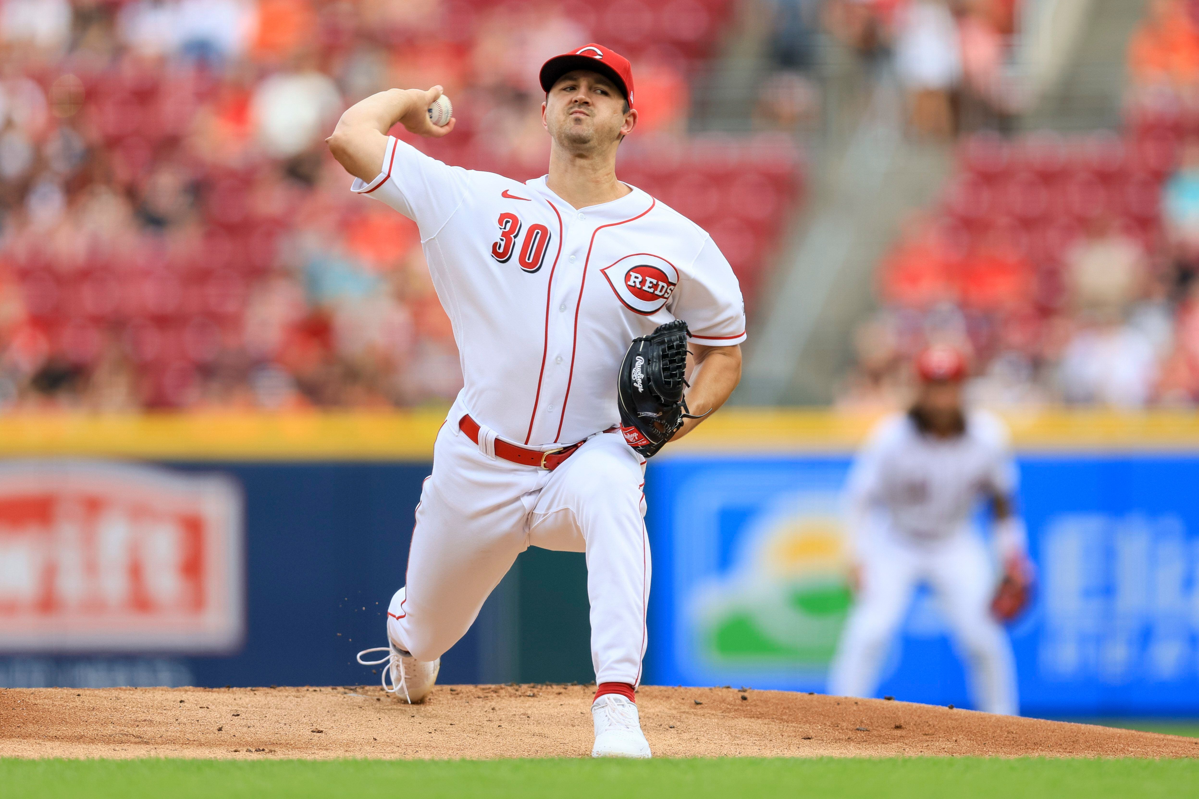 Seattle Mariners make big splash, acquire right-hander Luis Castillo from  Cincinnati Reds