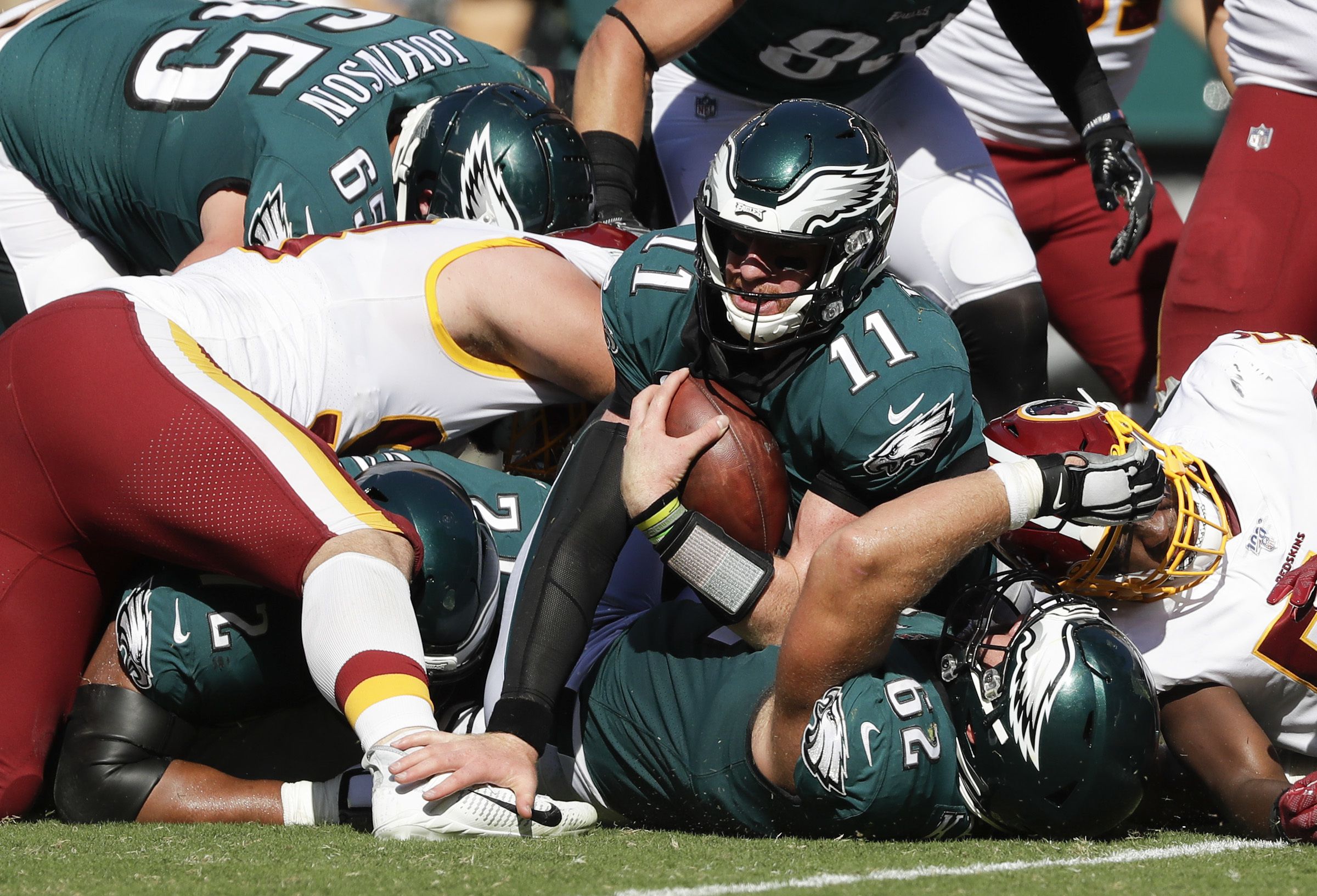 Wentz tosses for 2 TDs, leads Eagles over Redskins 28-13