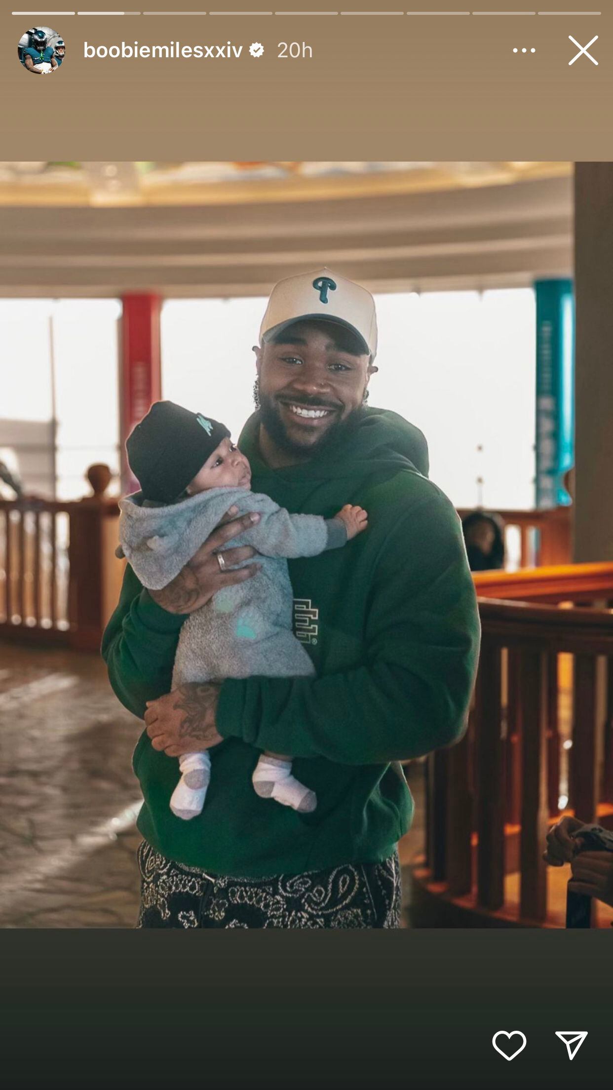 Miles Sanders' son arrives at Super Bowl LVII in Eagles gear. Move