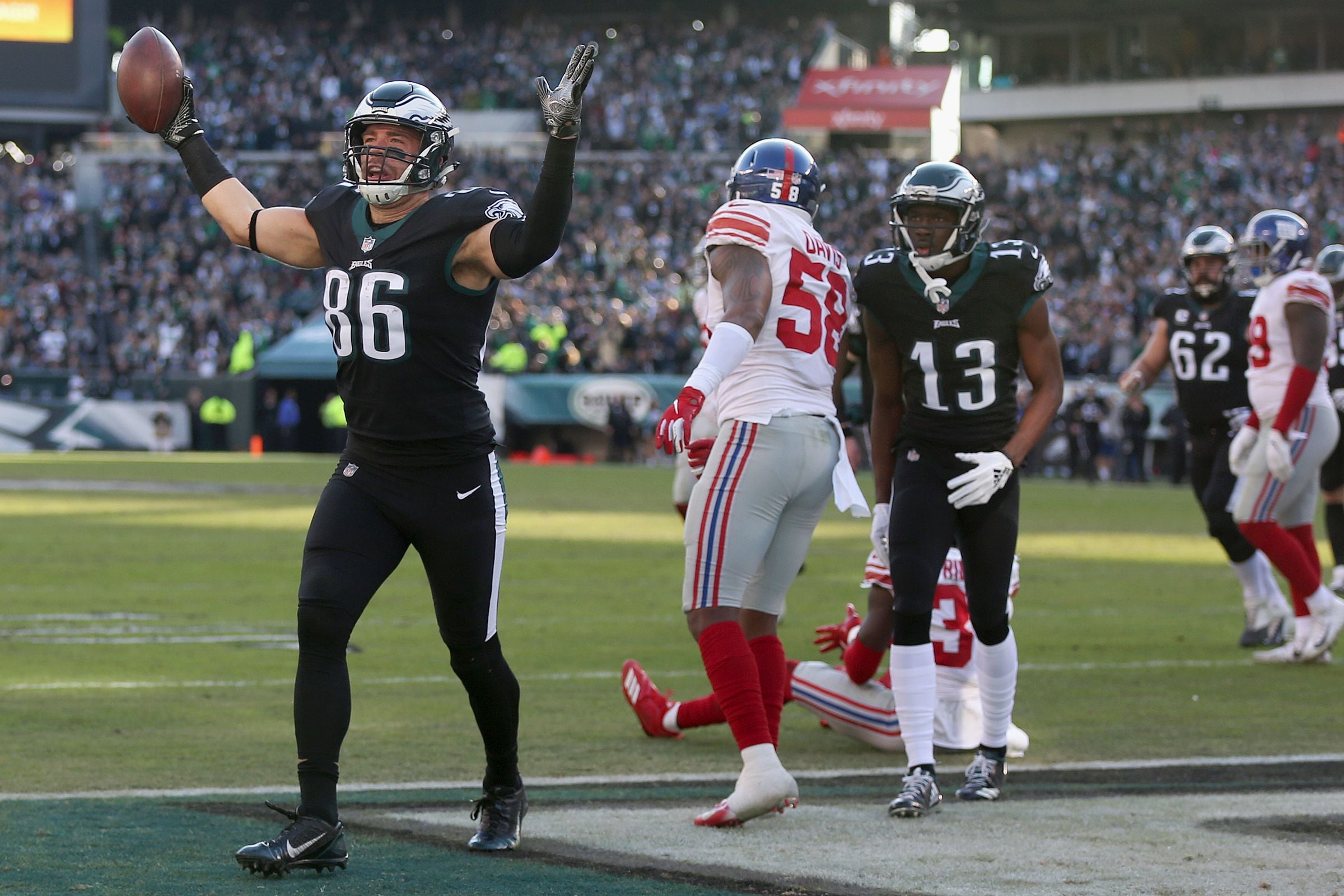 Ertz wearing an Eagles bracelet in a Cardinals uniform : r/eagles