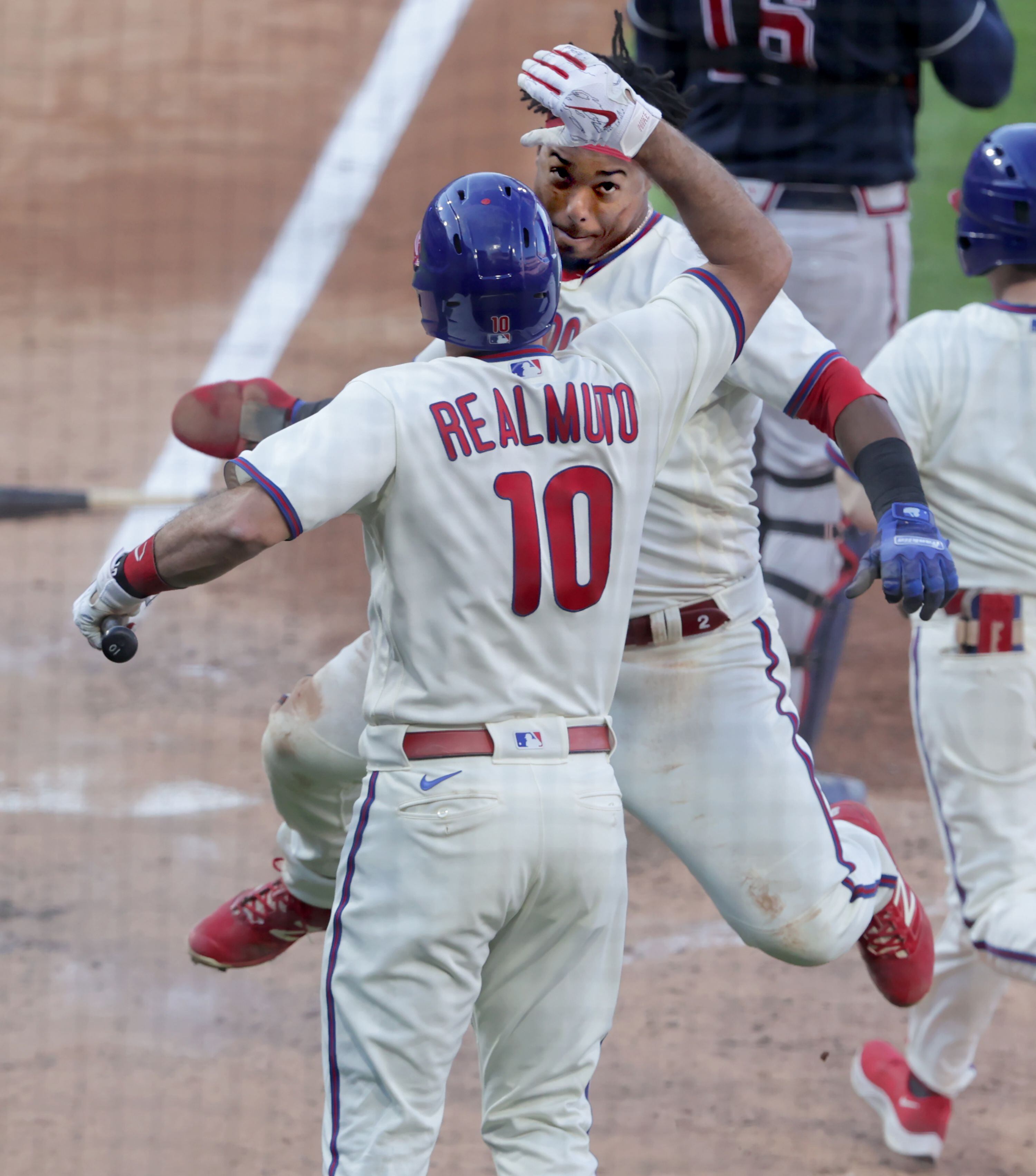 MLB world reacts to Rhys Hoskins' epic home run and bat slam