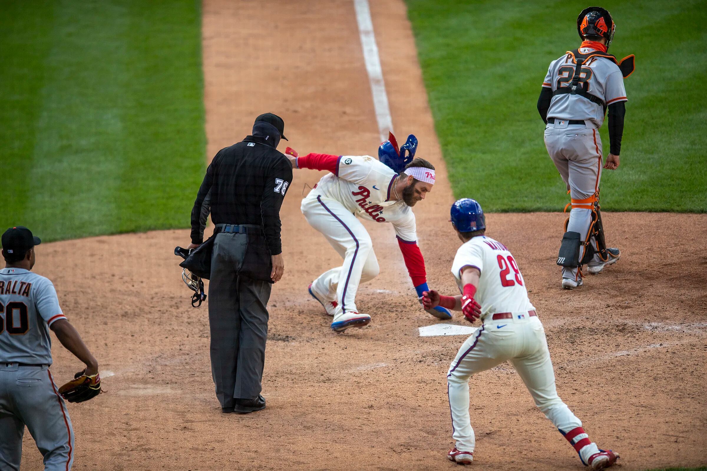 Phillies' Harper flips out on ump, tosses helmet into the stands where it's  retrieved by 10-year-old – KXAN Austin