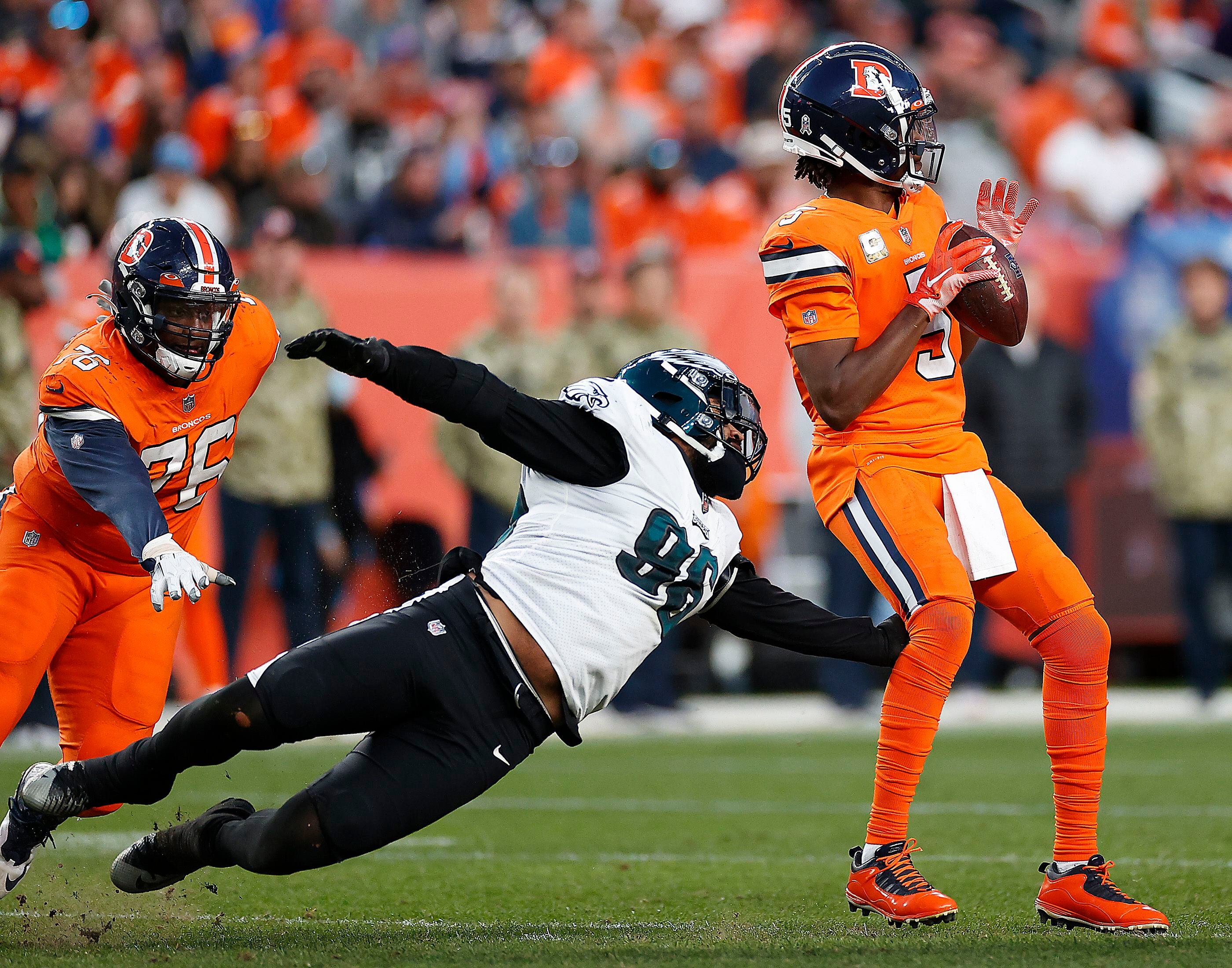 Eagles sign first-round draft pick Derek Barnett