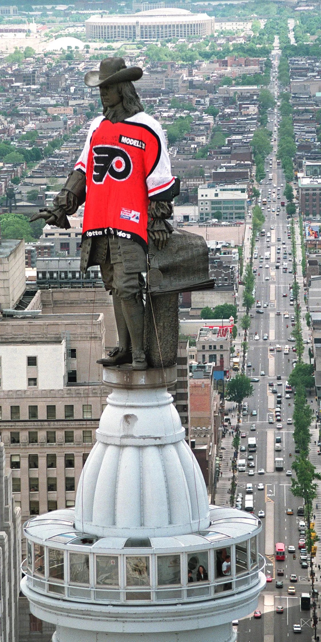 Flashback to when the William Penn statue above City Hall was decked out  with a giant 20x26ft Flyers jersey for the 1997 Stanley Cup Finals :  r/Flyers