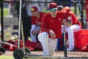 Phillies taking it slow with Rhys Hoskins after offseason meniscus