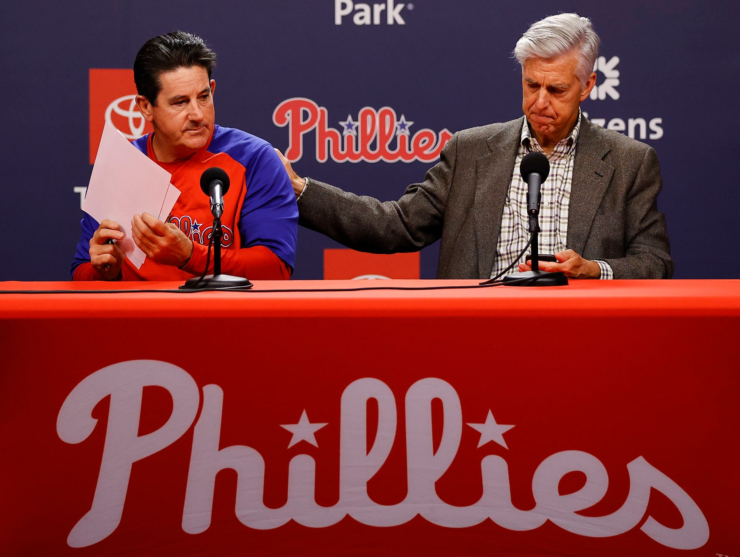 Manager Rob Thomson of the Philadelphia Phillies and family pose  Fotografía de noticias - Getty Images