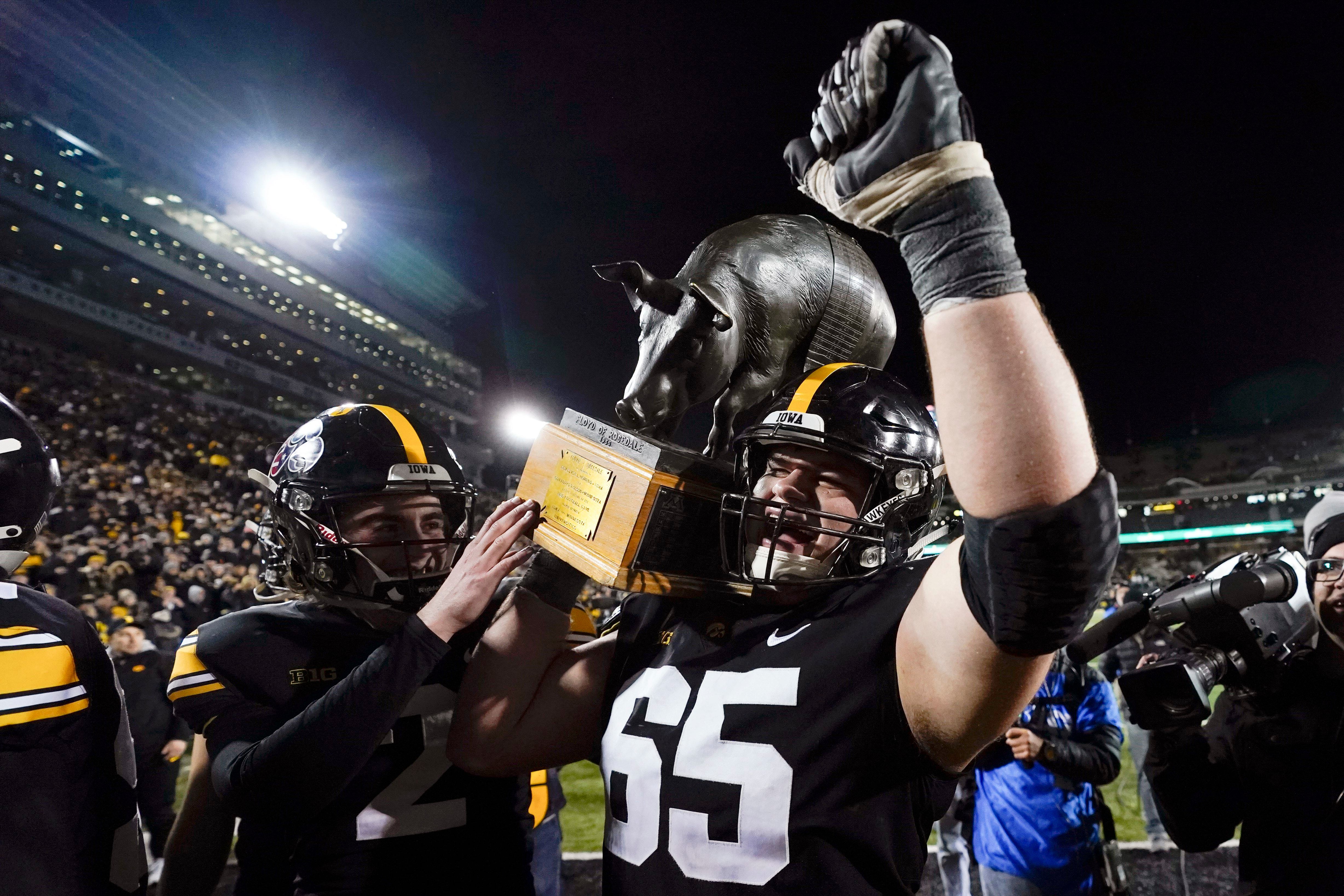 Why the New York Jets Should Pick Iowa Center Tyler Linderbaum in First  Round of 2022 NFL Draft - Sports Illustrated New York Jets News, Analysis  and More