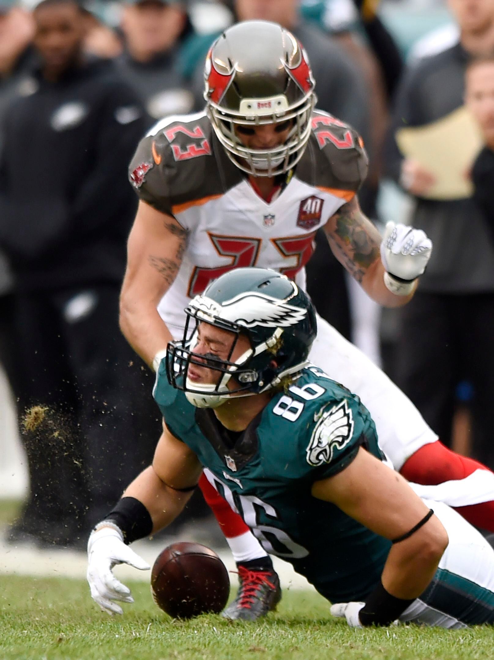 Ertz wearing an Eagles bracelet in a Cardinals uniform : r/eagles