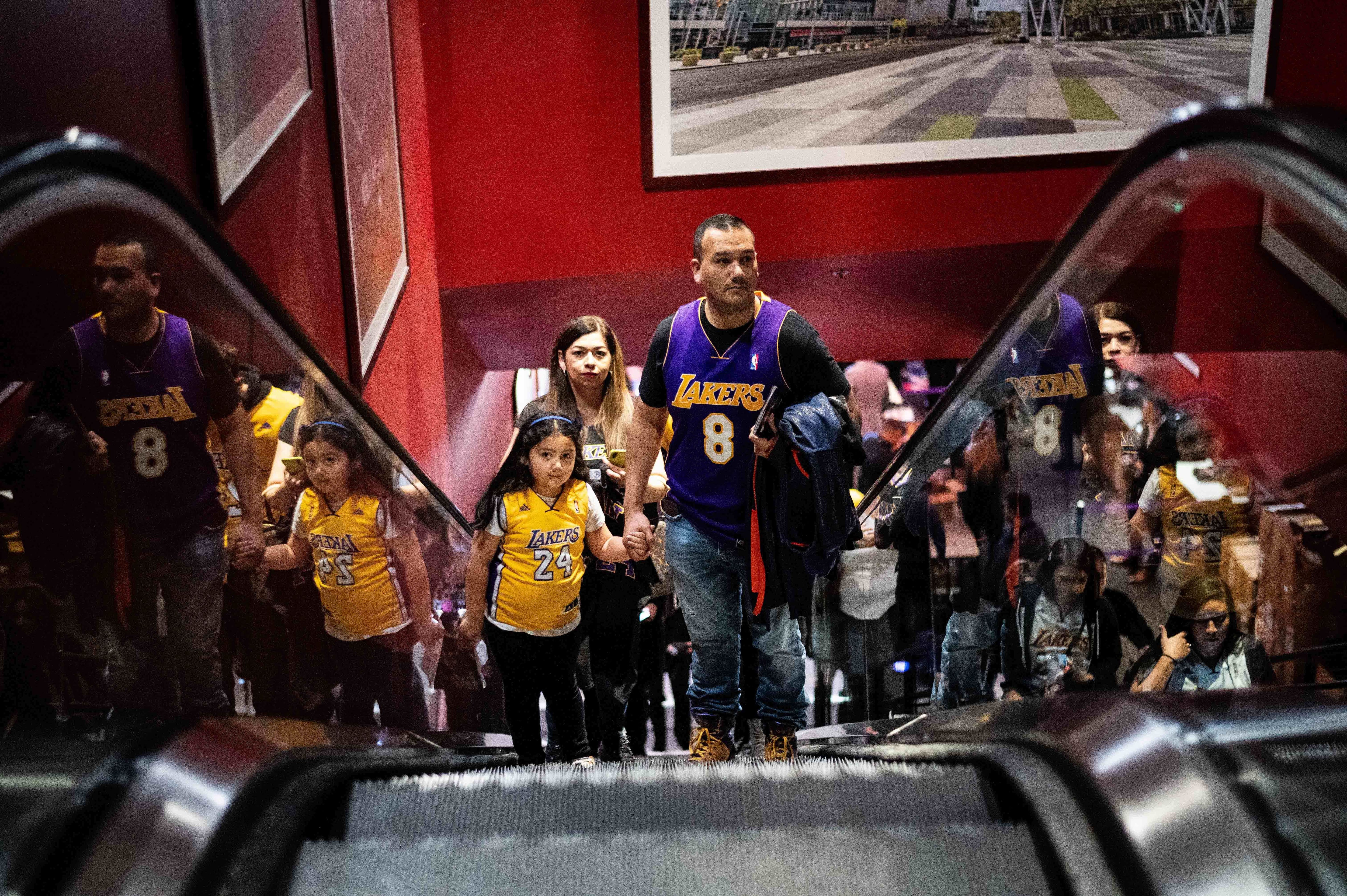 A baseball writer's remembrance of a red-eye flight with NBA legend Kobe  Bryant