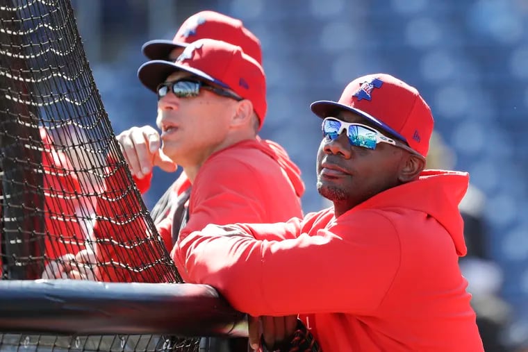 Phillies guest instructor Ryan Howard (right) watching batting practice with manager Joe Girardi before a spring training game in February 2020.