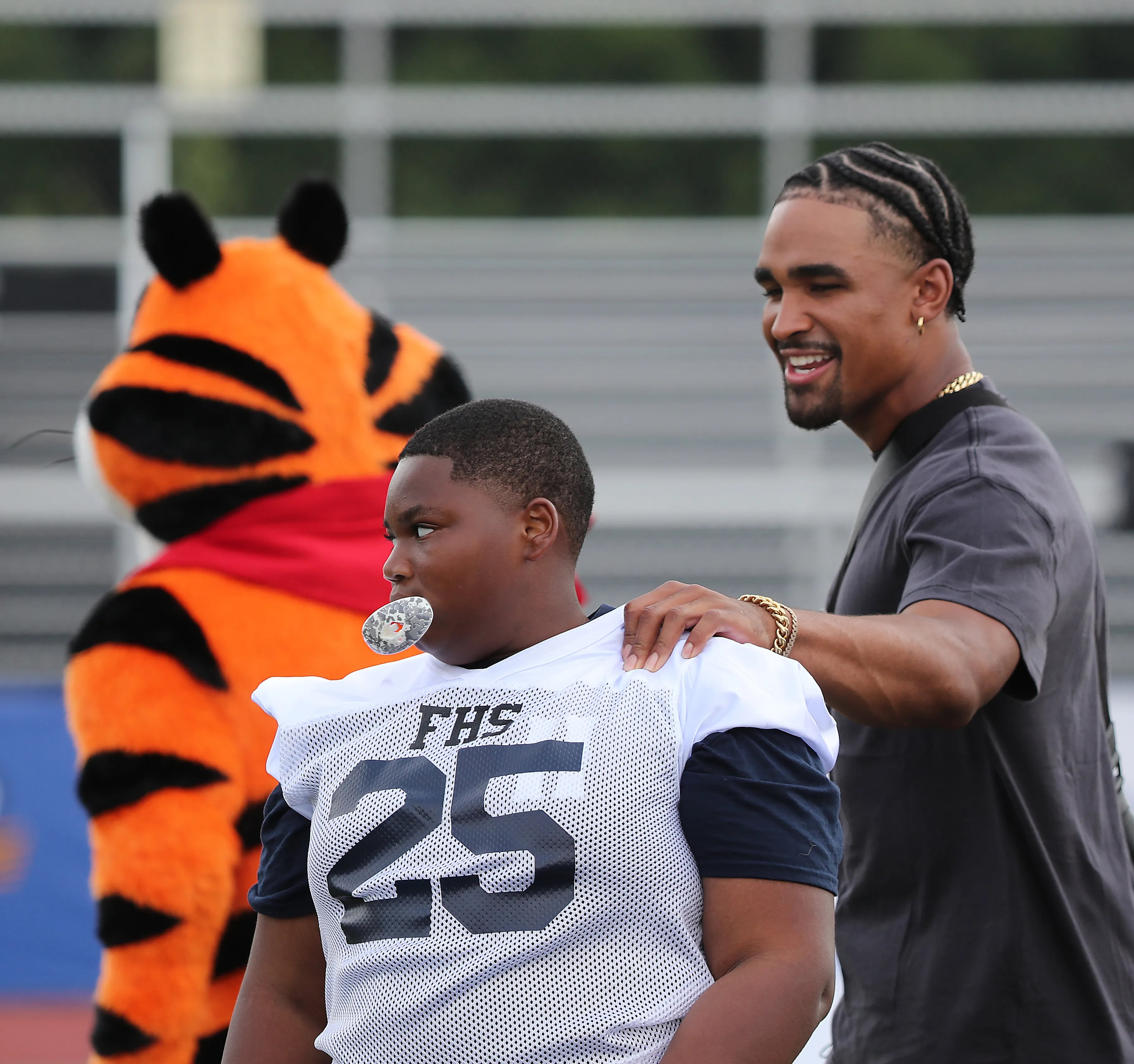 Jalen Hurts surprises young athletes at football game as Kellogg's