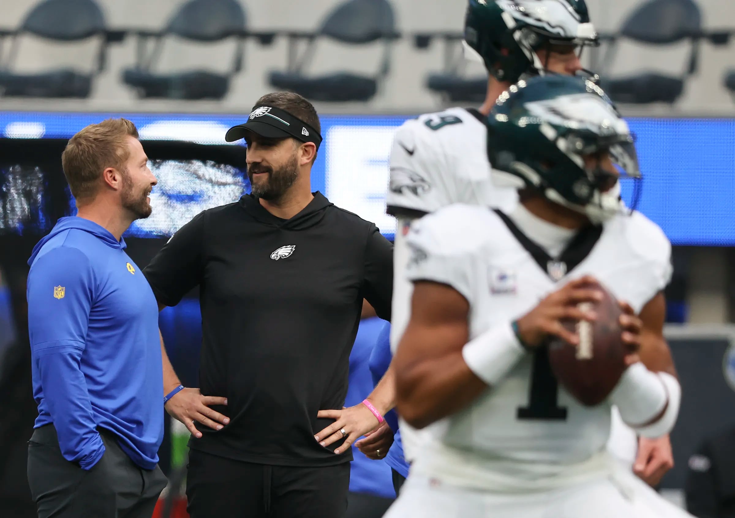 Nick Sirianni (center) and the Eagles squeaked by Sean McVay (left) and the Rams with a 23-14 victory at SoFi Stadium last year.