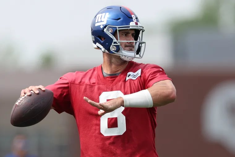 Quarterback Daniel Jones #8 of the New York Giants looks to pass during training camp at Quest Diagnostics Training Center on July 28, 2022 in East Rutherford, New Jersey. (Photo by Rich Schultz/Getty Images)