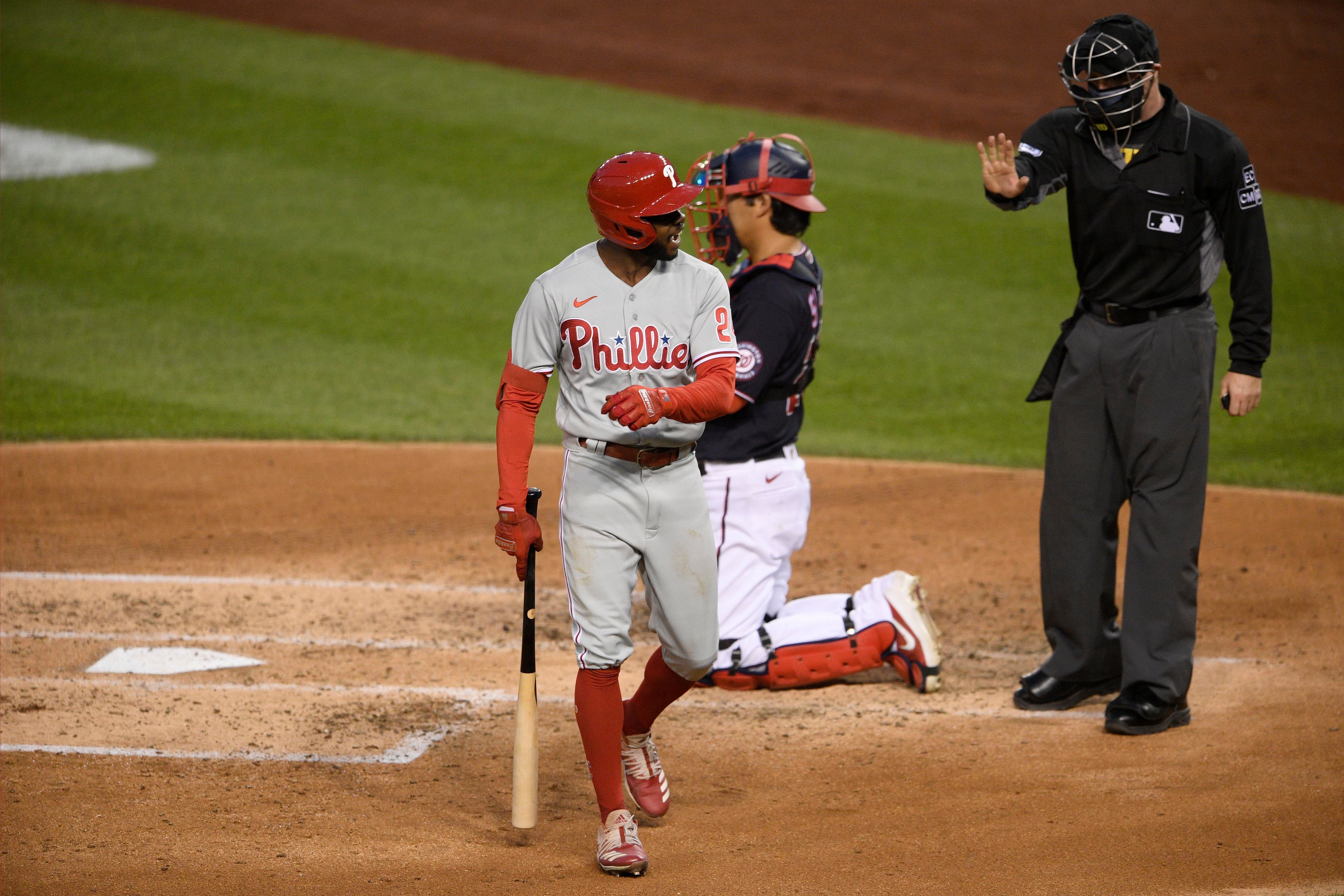 Brock Holt signs with Nationals