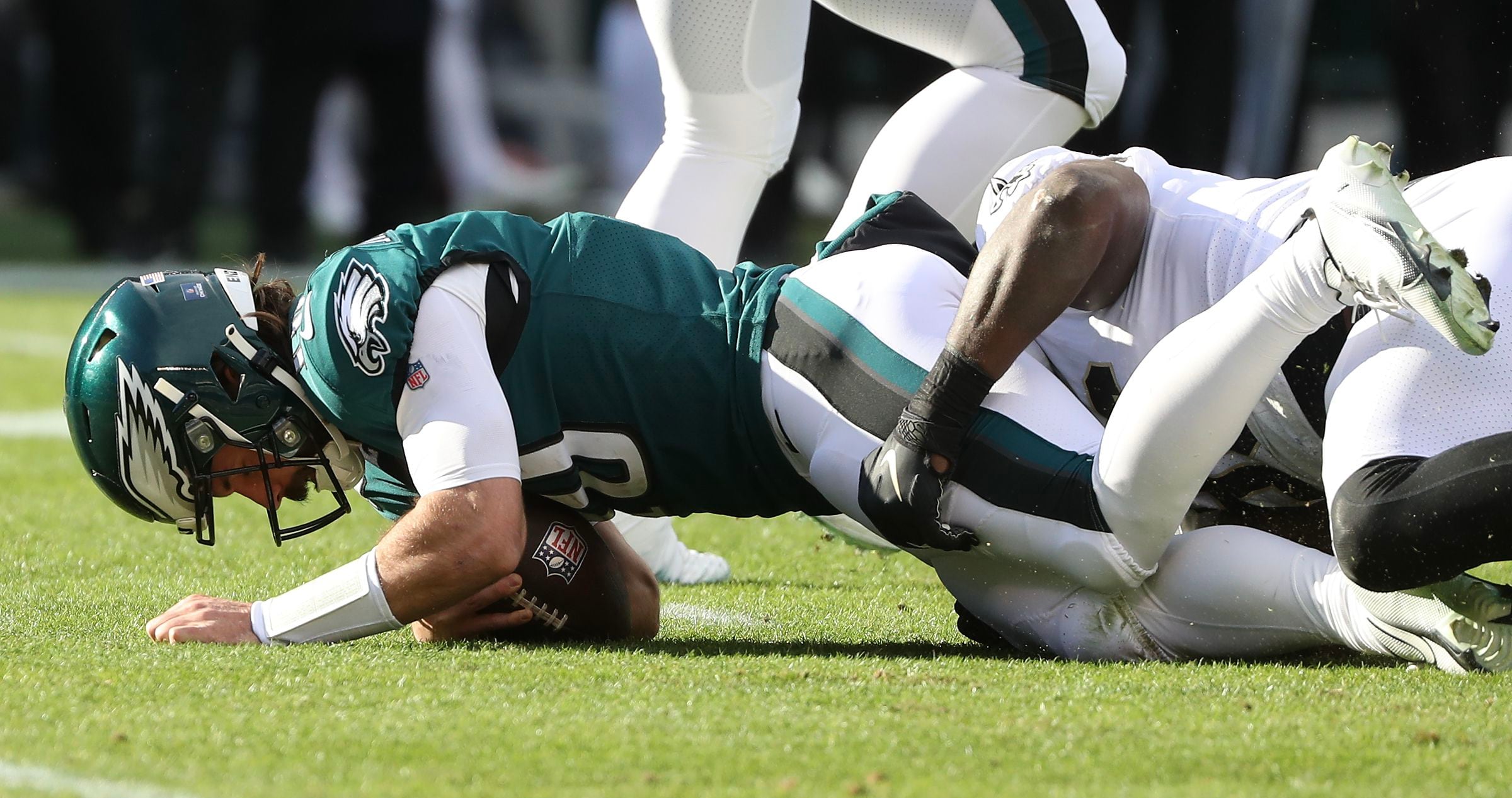 Eagles DE Sweat leaves game on stretcher after tackle