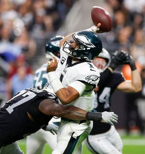 Passive Eagles' defense, Jalen Hurts struggle in 33-22 loss to Raiders