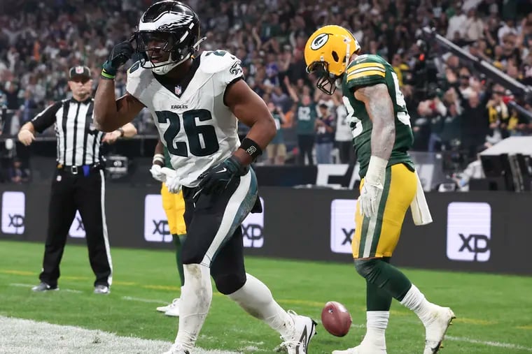 Eagles running back Saquon Barkley celebrates a second-quarter touchdown catch past Green Bay Packers linebacker Isaiah McDuffie at Corinthians Arena in São Paulo, Brazil.