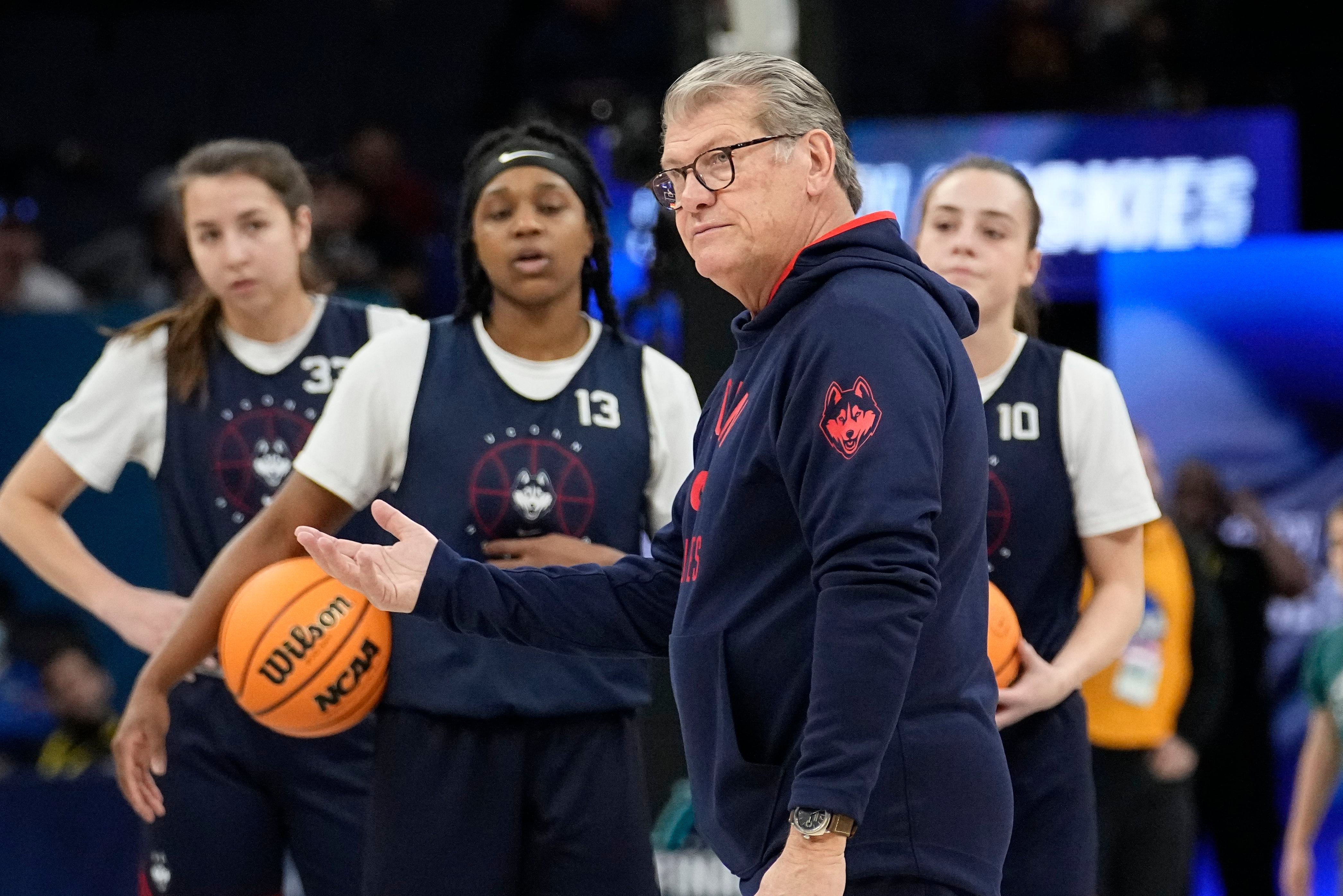 SEC Network - Coach Dawn Staley loves repping her Philadelphia Eagles 🦅  South Carolina Women's Basketball