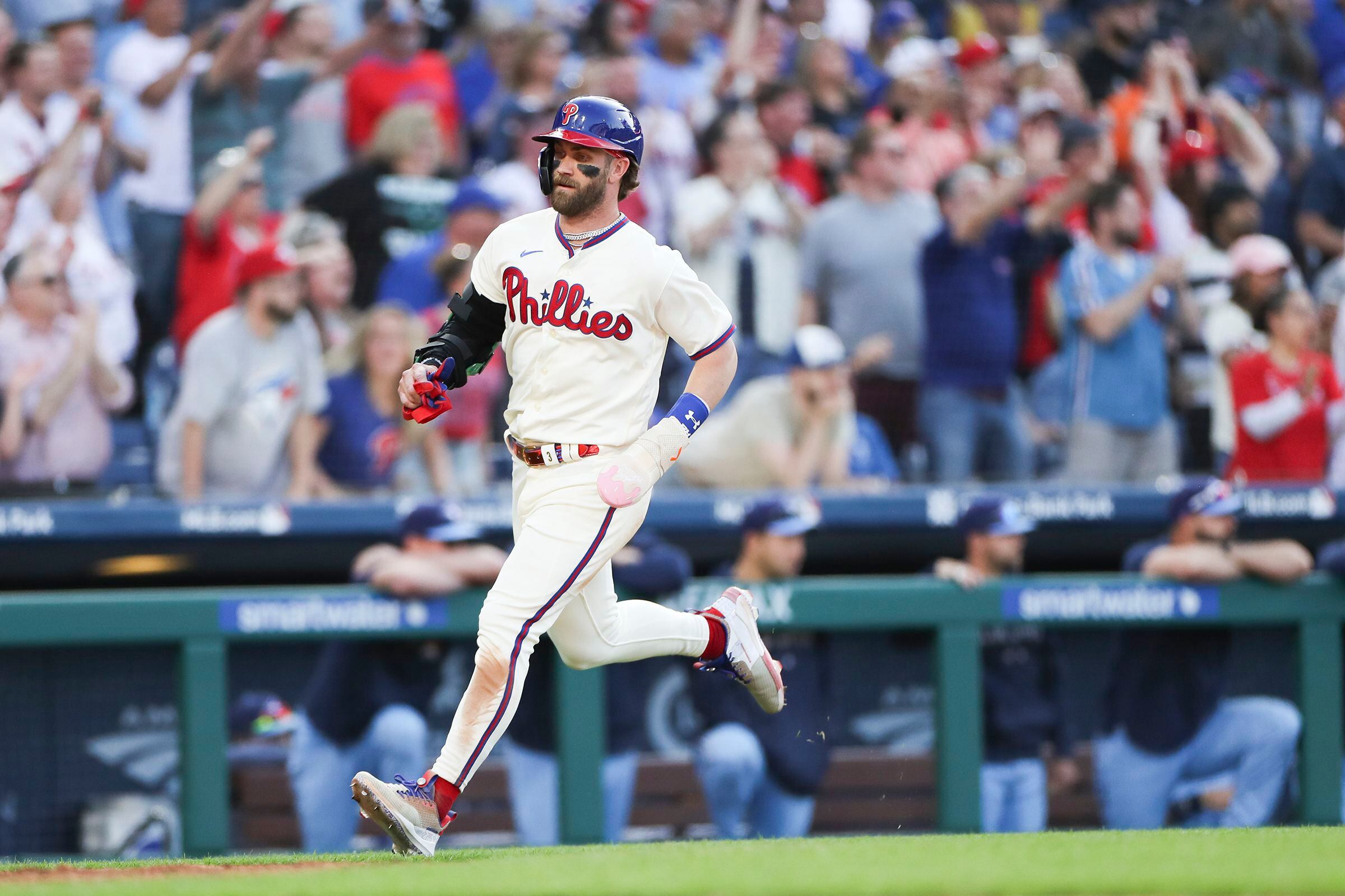 The Phillies walk off the Blue Jays in 10 innings after Bo Bichette sends a  nuke past Vlad Guerrero allowing Edmundo Sosa to score : r/baseball