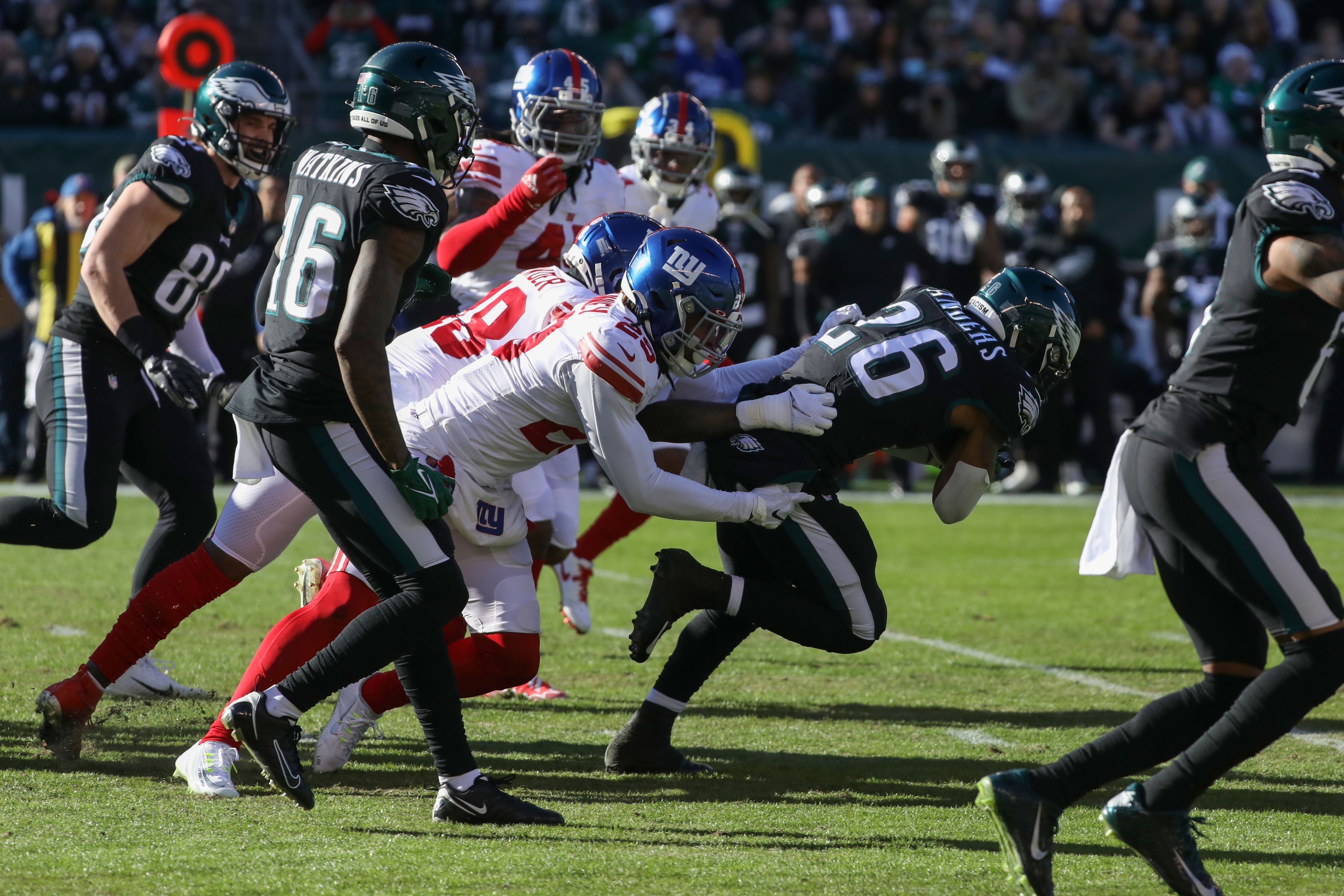 Hurts keeps Eagles in playoff race in 34-10 win over Giants