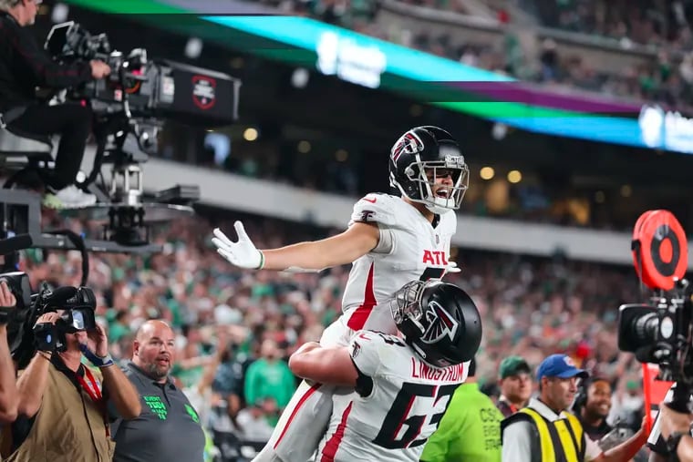 Atlanta Falcons wide receiver Drake London scores a touchdown during the fourth quarter at Lincoln Financial Field on Monday, Sept. 16, 2024.