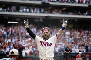 Phillies' Bryce Harper gets minimal reaction for deal from new
