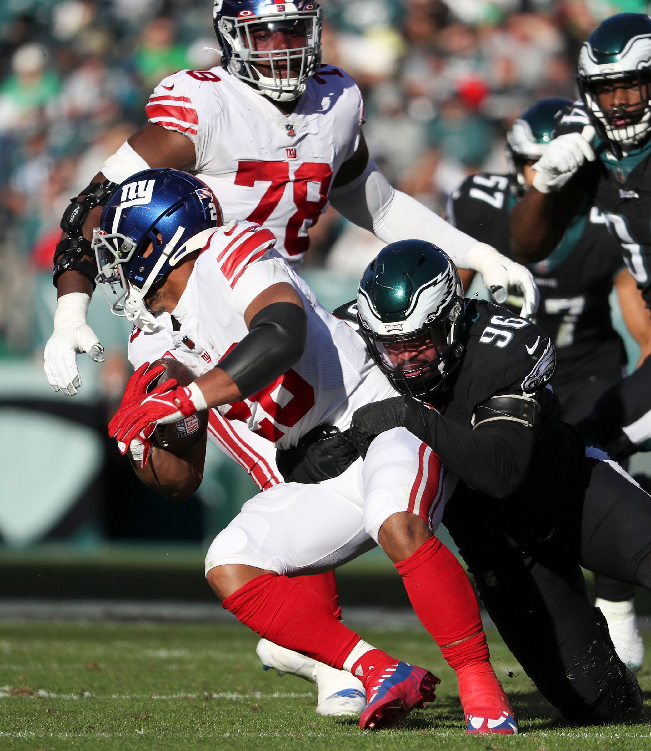 AP RECAP: Tank, schmank! Giants hang on to beat Eagles (finally