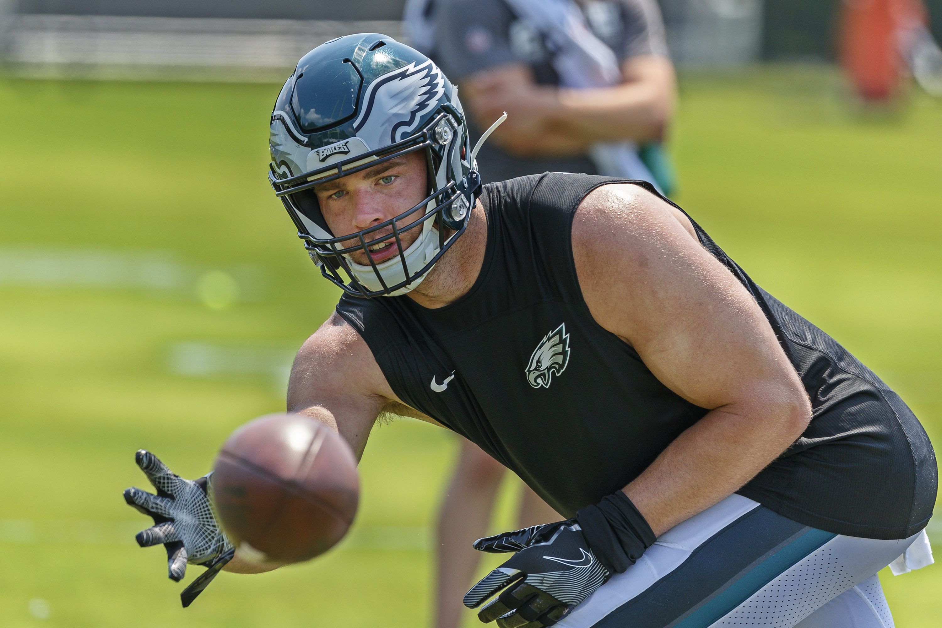 Why Zach Ertz is turning to Eagles running backs coach Duce Staley for help