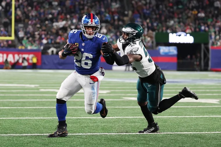 Saquon Barkley #26 of the New York Giants scores a touchdown against Zach Cunningham #52 of the Philadelphia Eagles during their game at MetLife Stadium on January 07, 2024 in East Rutherford, New Jersey. (Photo by Al Bello/Getty Images)