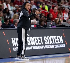 Andscape - Dawn Staley honored her mentor, late Temple University head  coach John Chaney, during South Carolina Women's Basketball's game against  UConn last night 🙏🏽