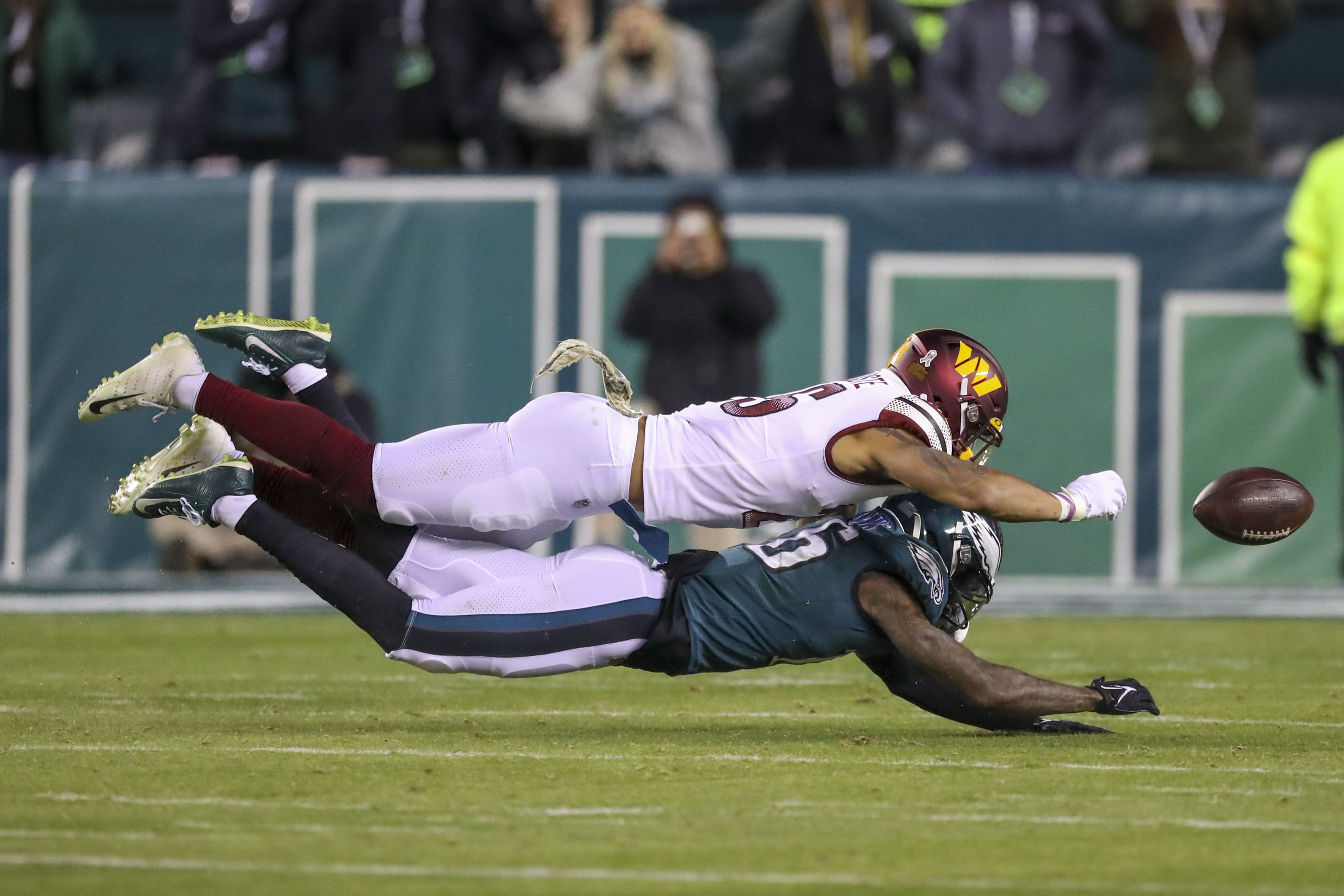Eagles' undefeated season stopped by Washington, which benefits from a big  blown call