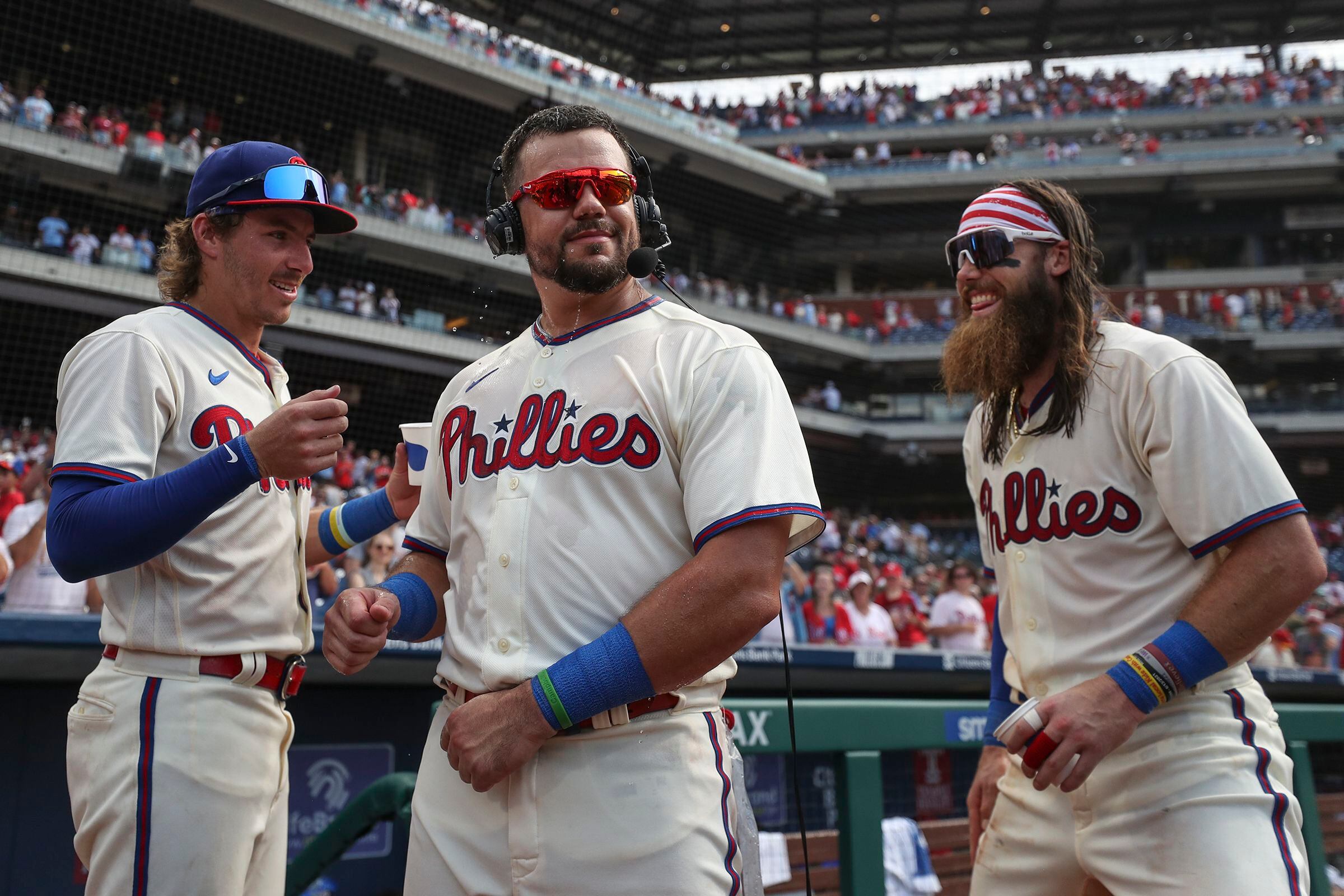 Kyle Schwarber continues Phillies' HR binge with two long balls