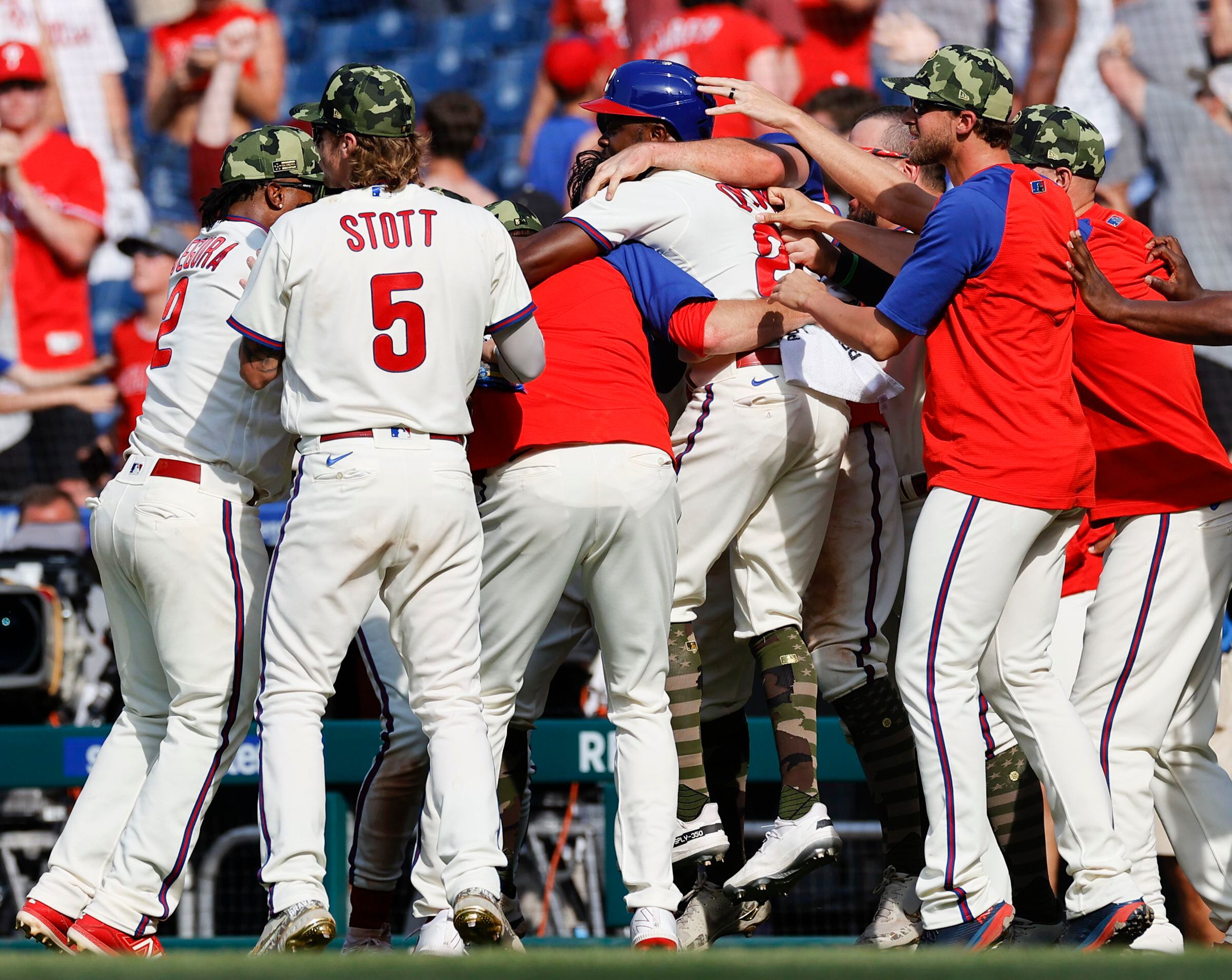 Muncy's walk-off slam gives Dodgers 10-6 win over Phillies – KGET 17