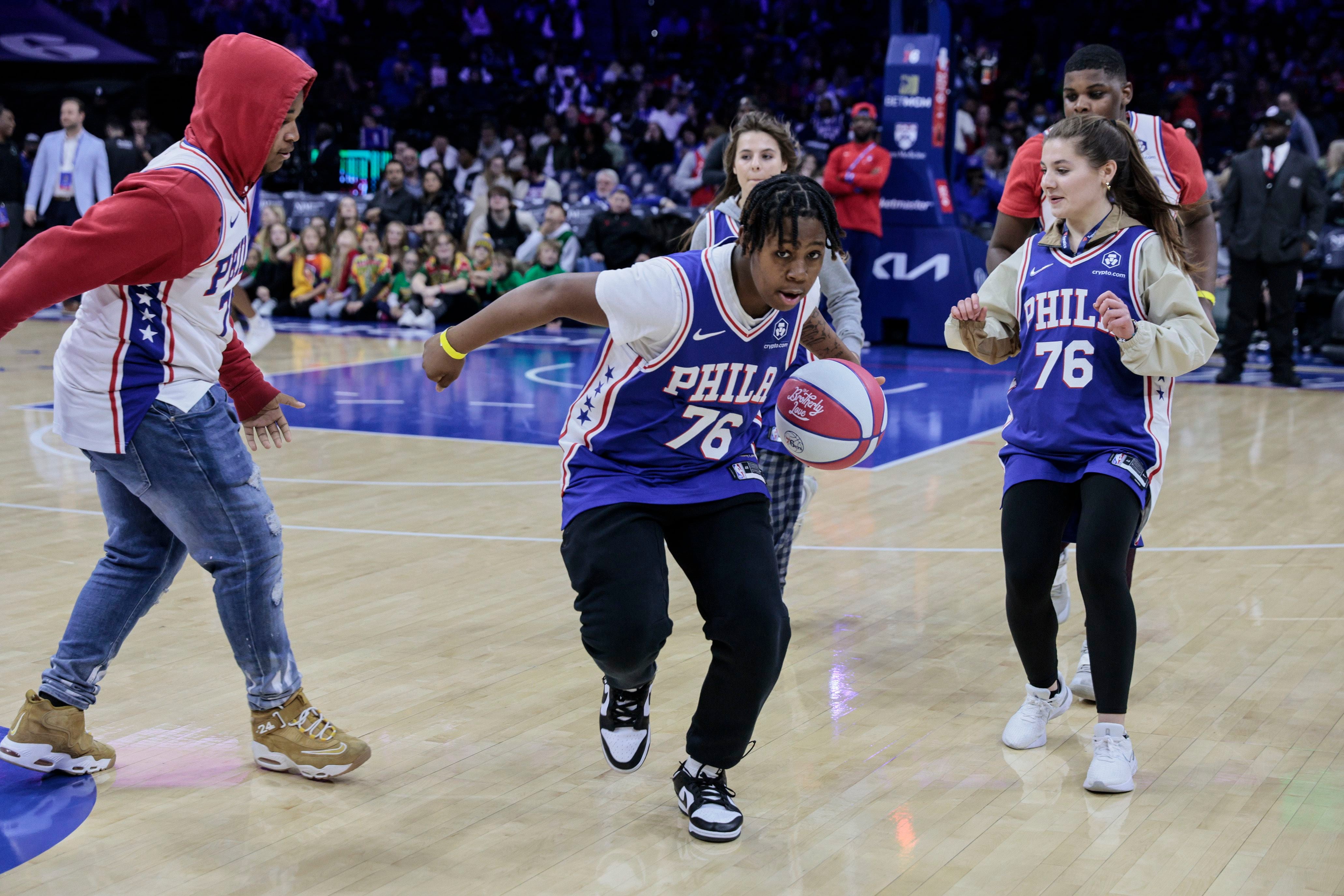 Philadelphia holiday surprise: Eagles, 76ers, Meek Mill come together for  children impacted by criminal justice system - 6abc Philadelphia