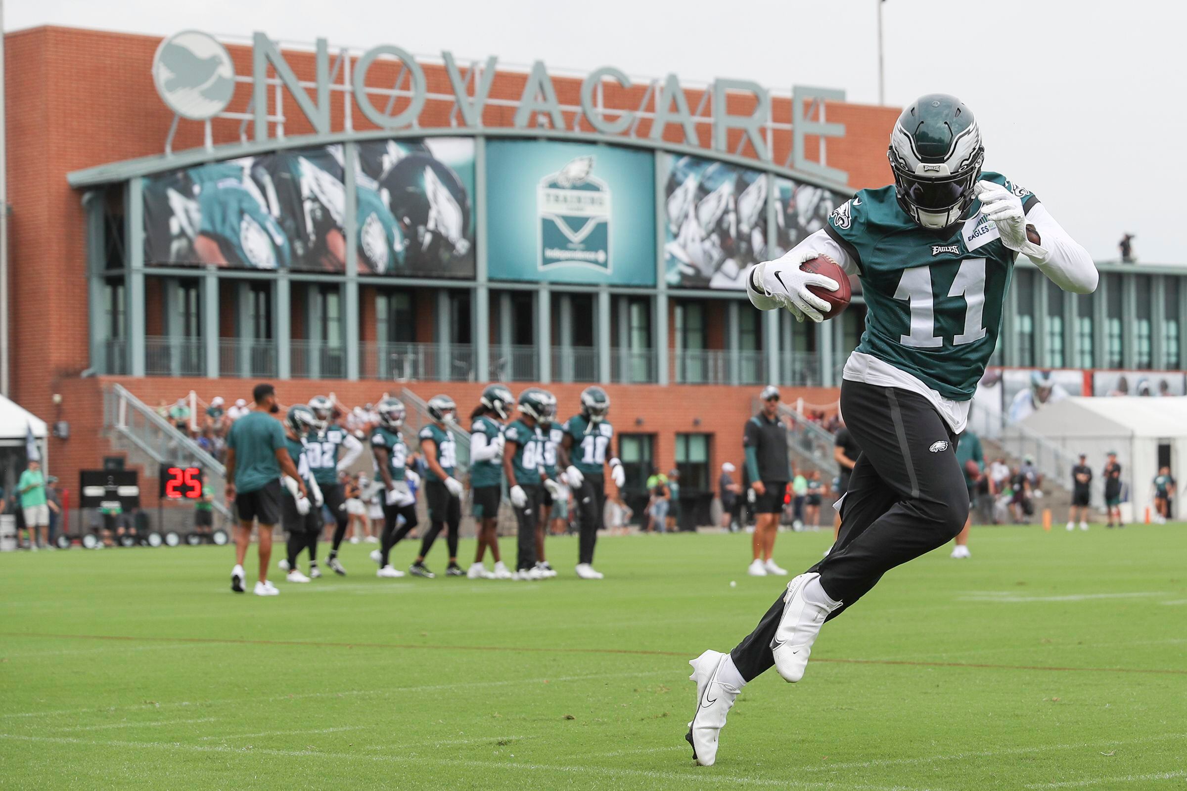 A.J. Brown buys jerseys for every fan in the store at Eagles Pro Shop