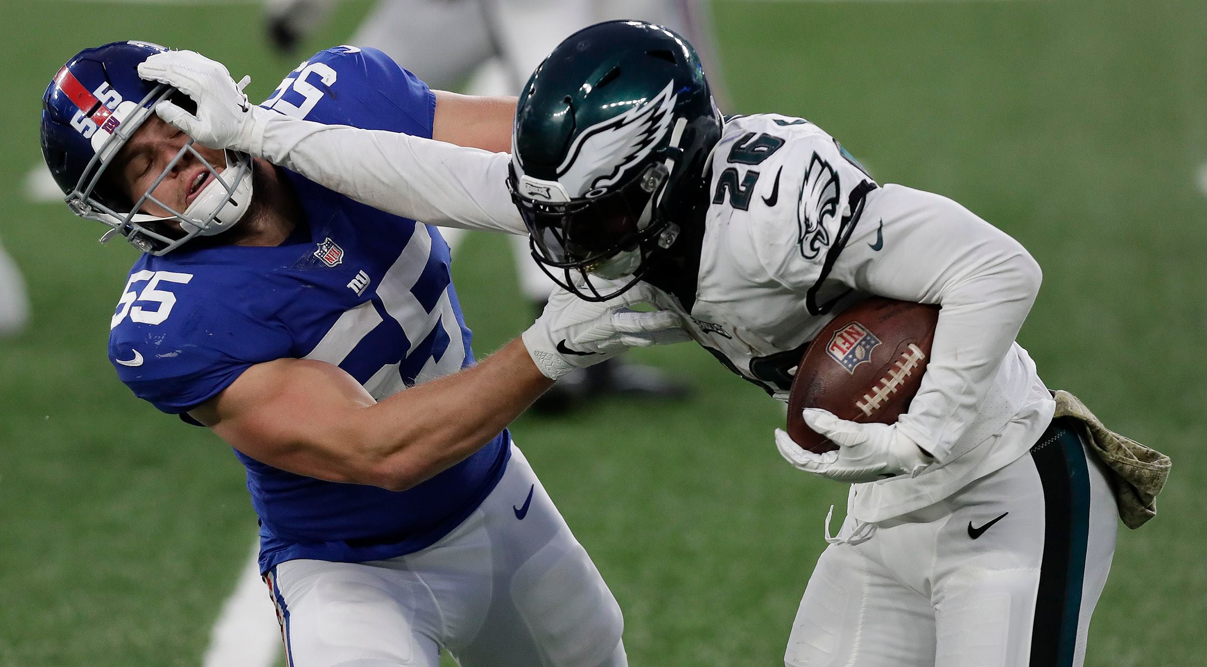 New York Giants video: Fan throws baby grandson's Philadelphia Eagles hat