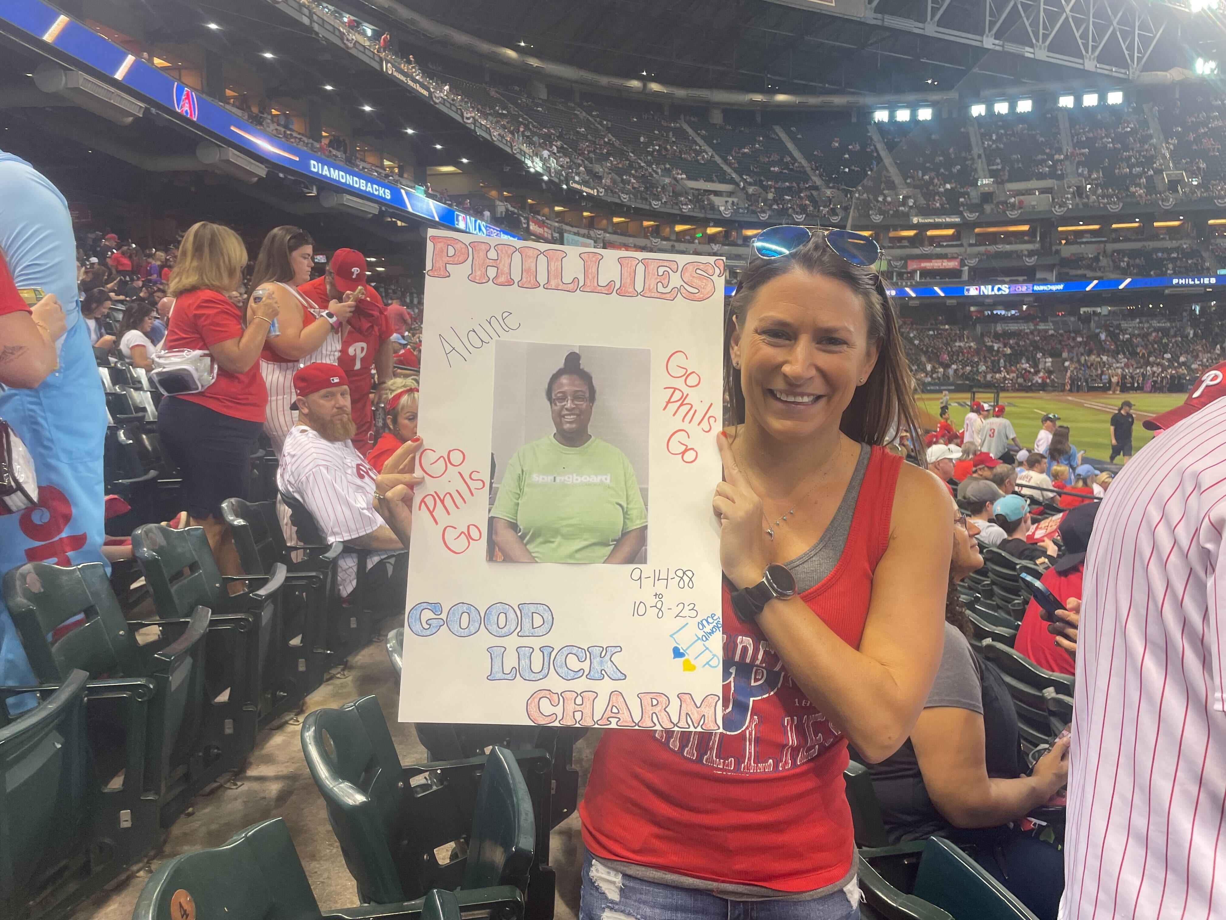 Diamondbacks fans run onto field, embarrass security