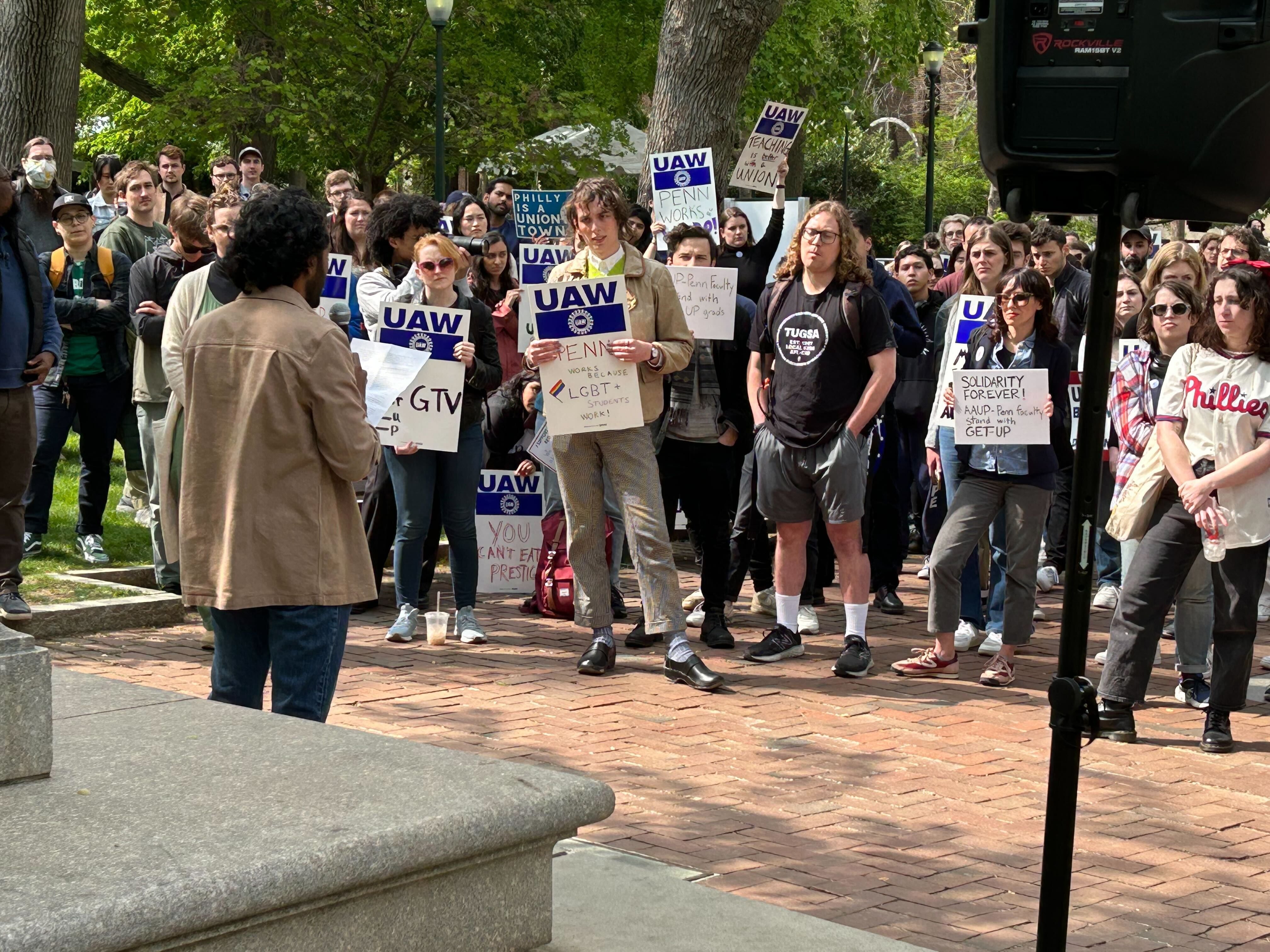 Apple ready to bargain with its first U.S. store to unionize