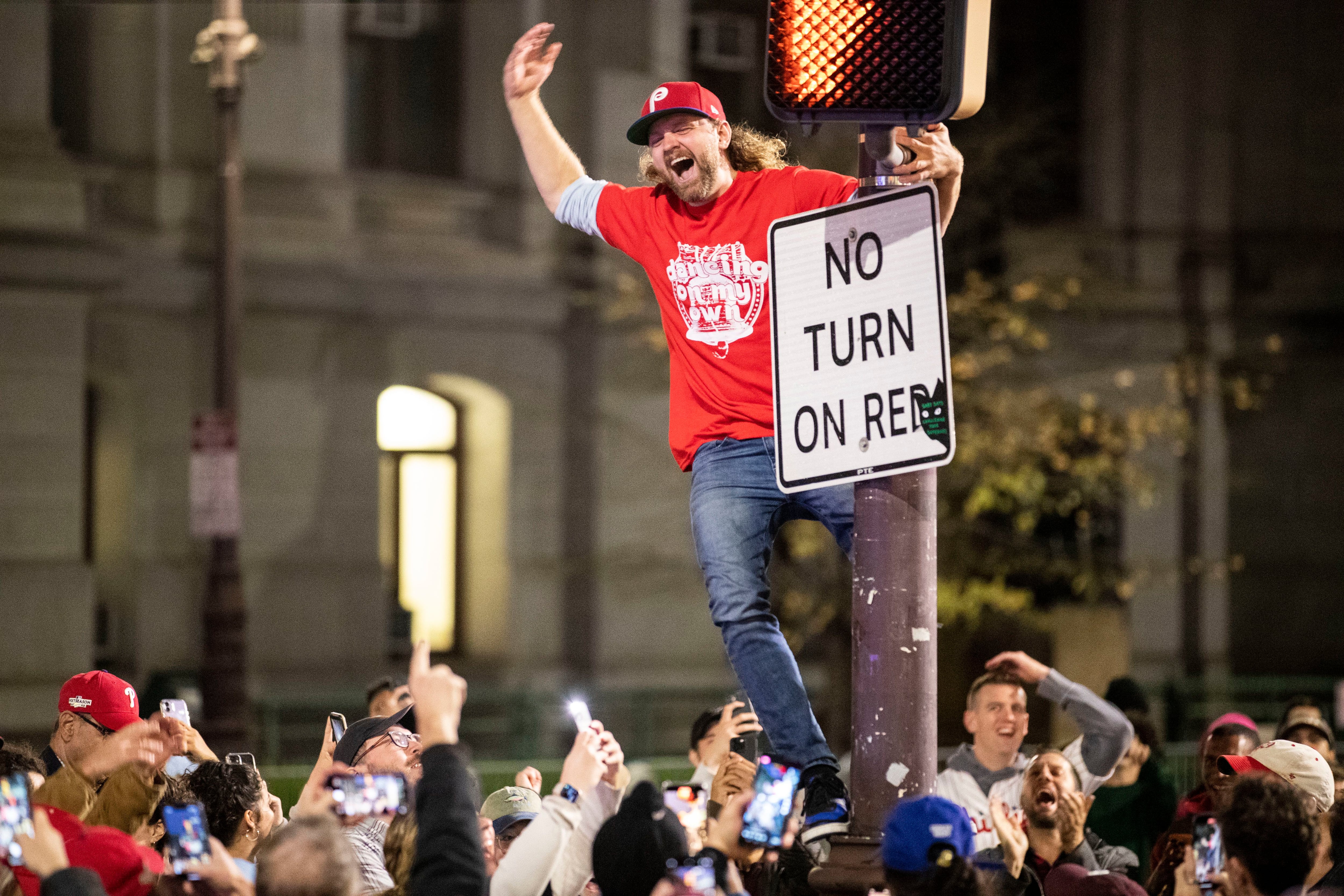 Phillies fans celebrate wildly in street after reaching World Series
