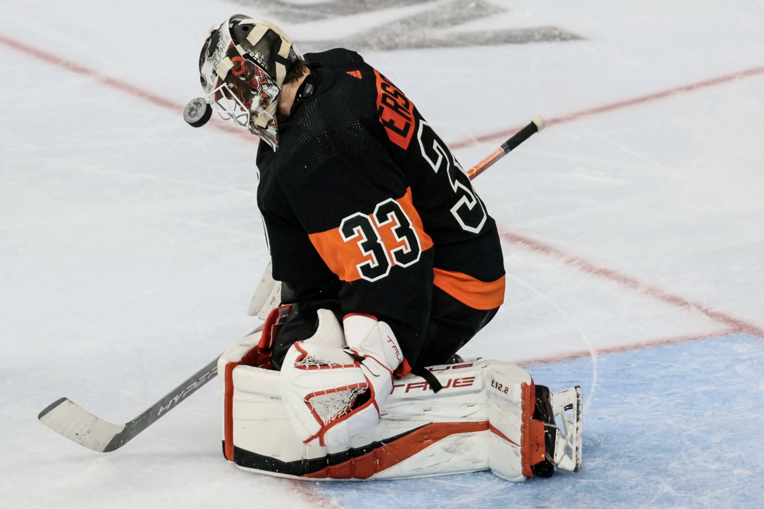 Philadelphia Flyers set final roster, keep three goalies